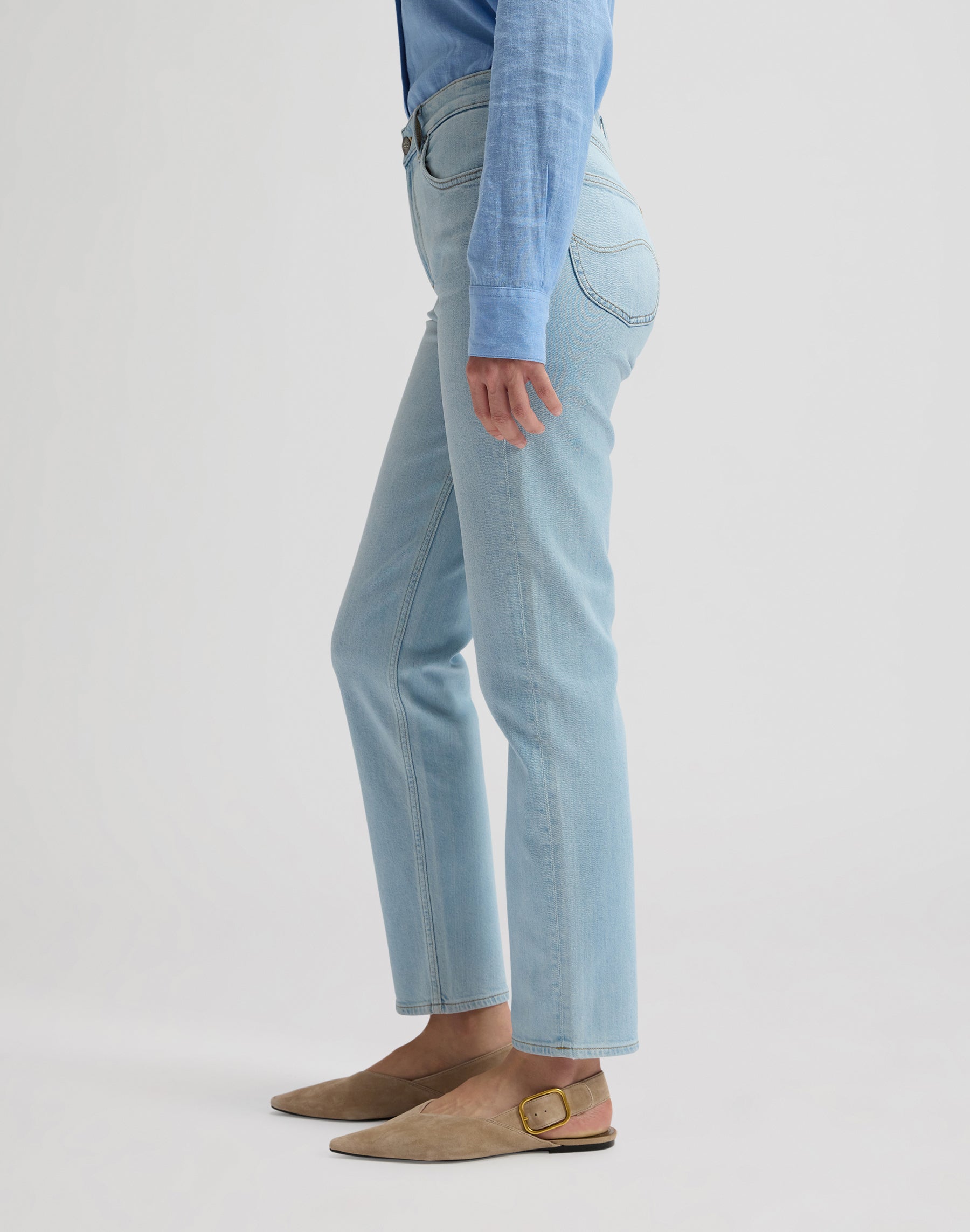 Carol in Light Retreat Jeans Lee