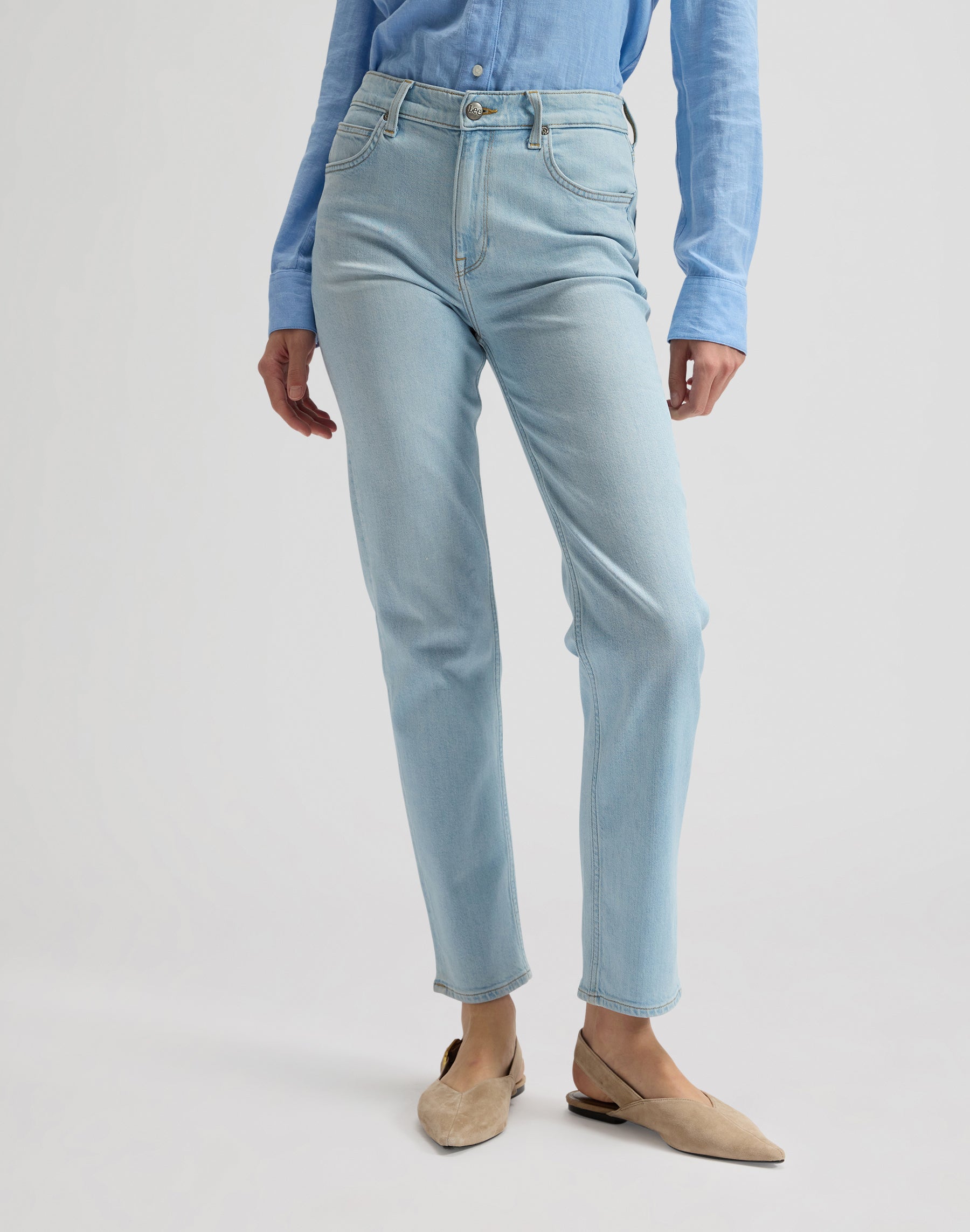 Carol in Light Retreat Jeans Lee