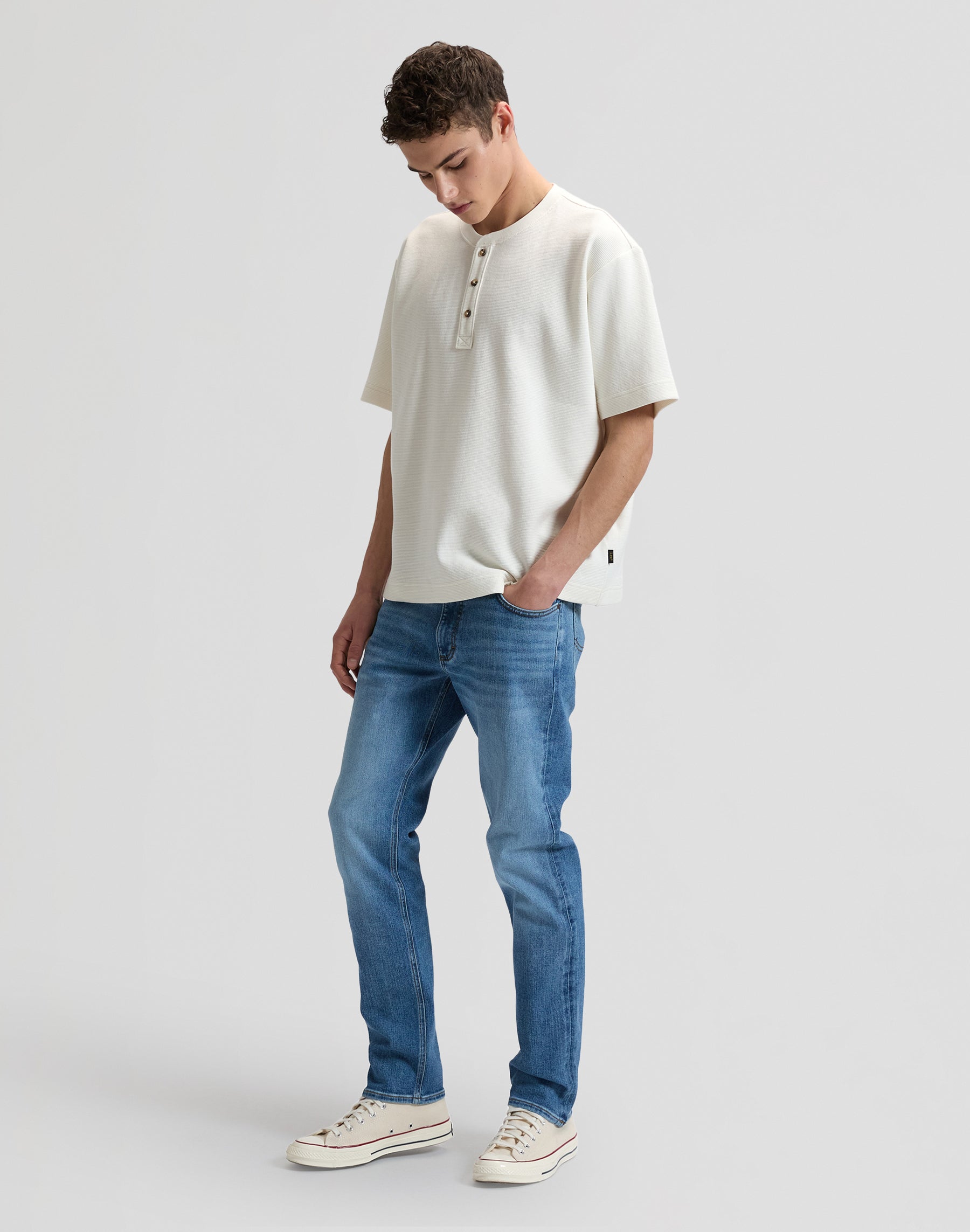 Henley in Natural T-Shirts Lee