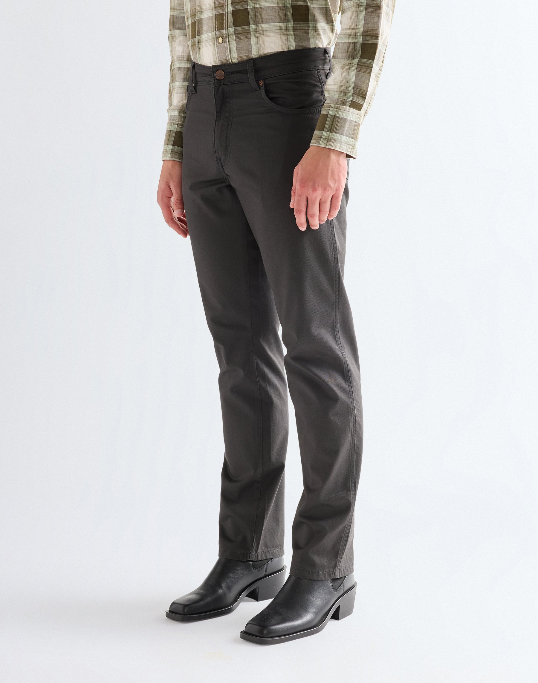 Texas in Faded Black Hosen Wrangler