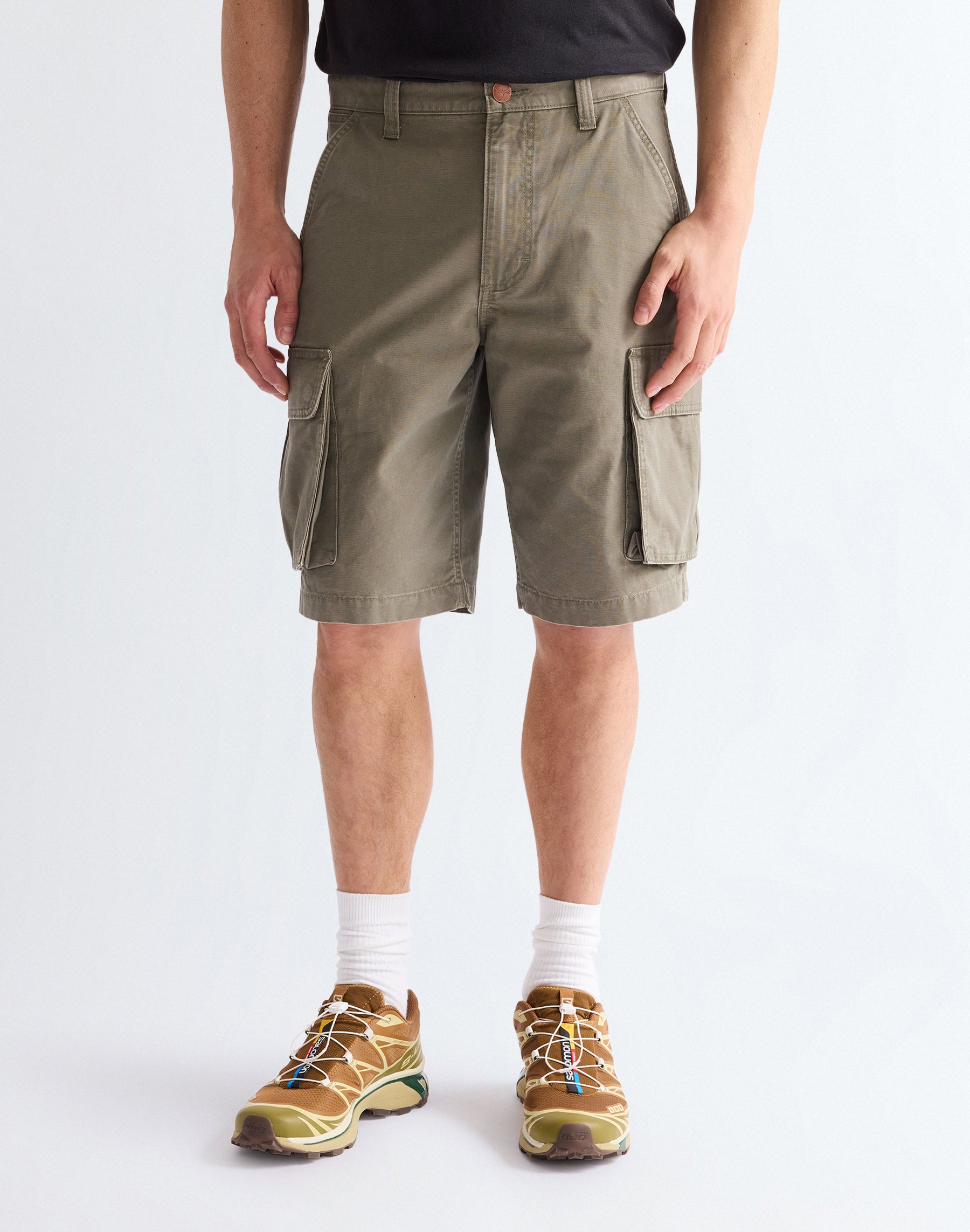 Short cargo couleur olive poussiéreux