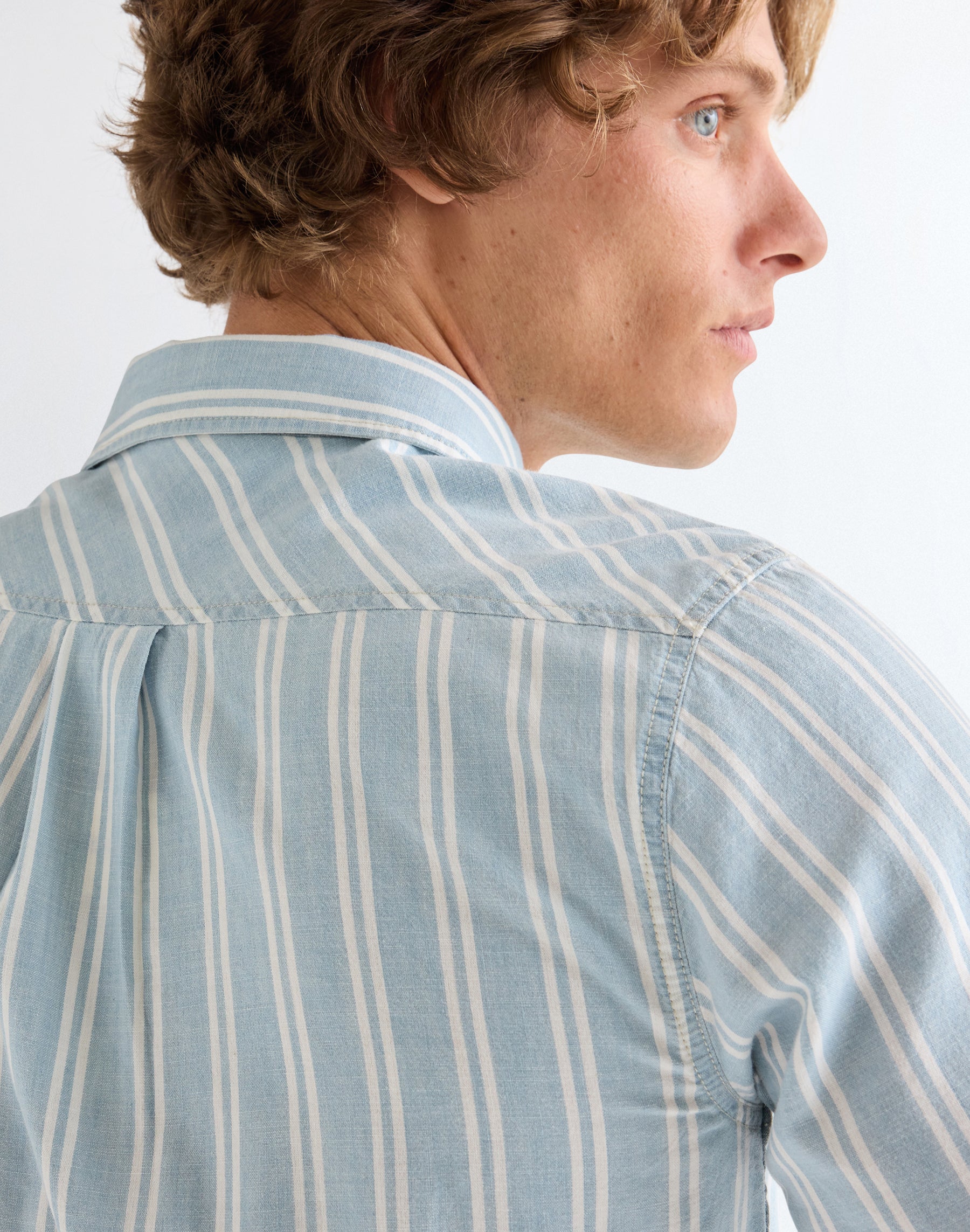 Chambray Shirt in Light Stripe Hemden Wrangler