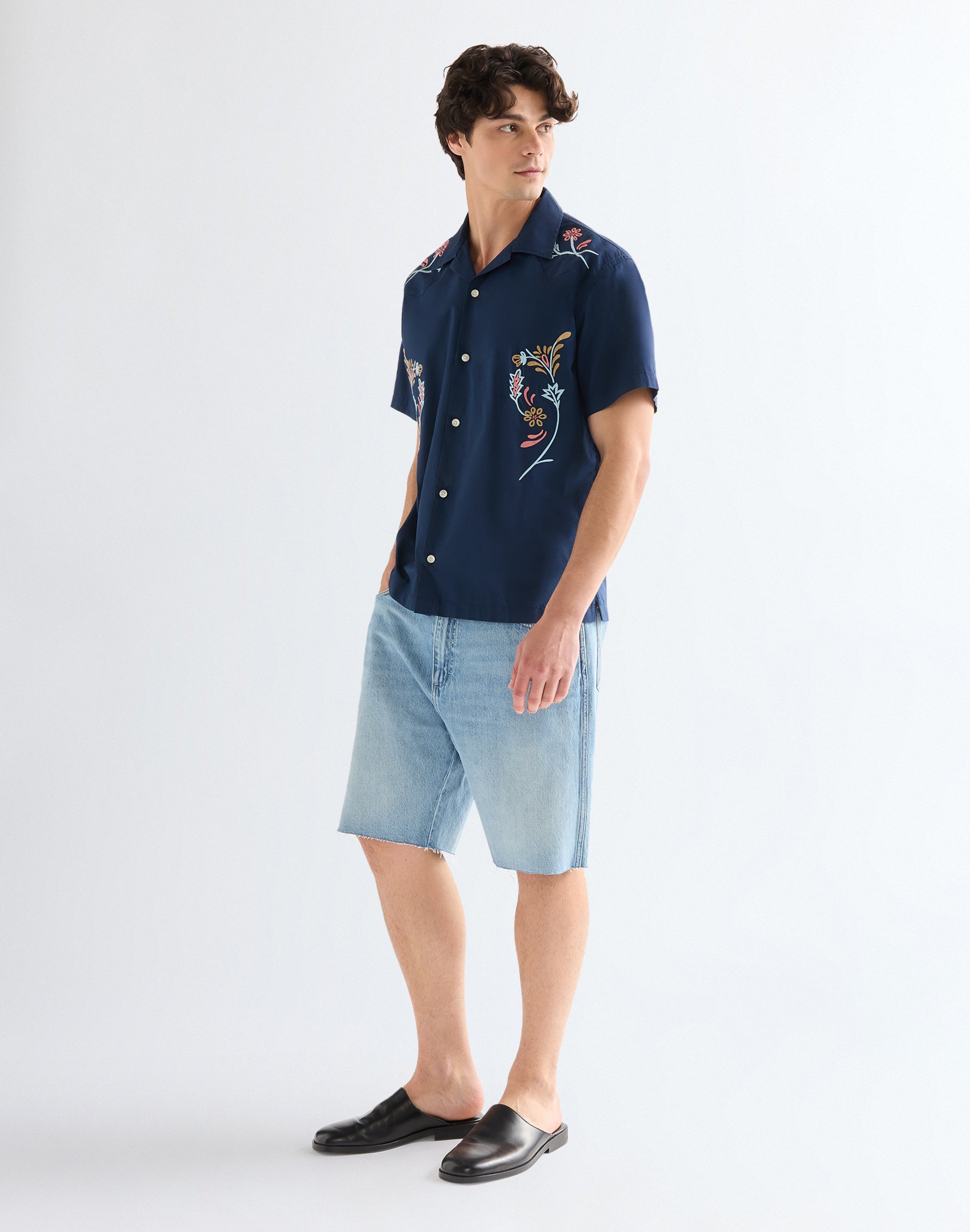 Shortsleeve W Resort Shirt in Navy Floral Hemden Wrangler