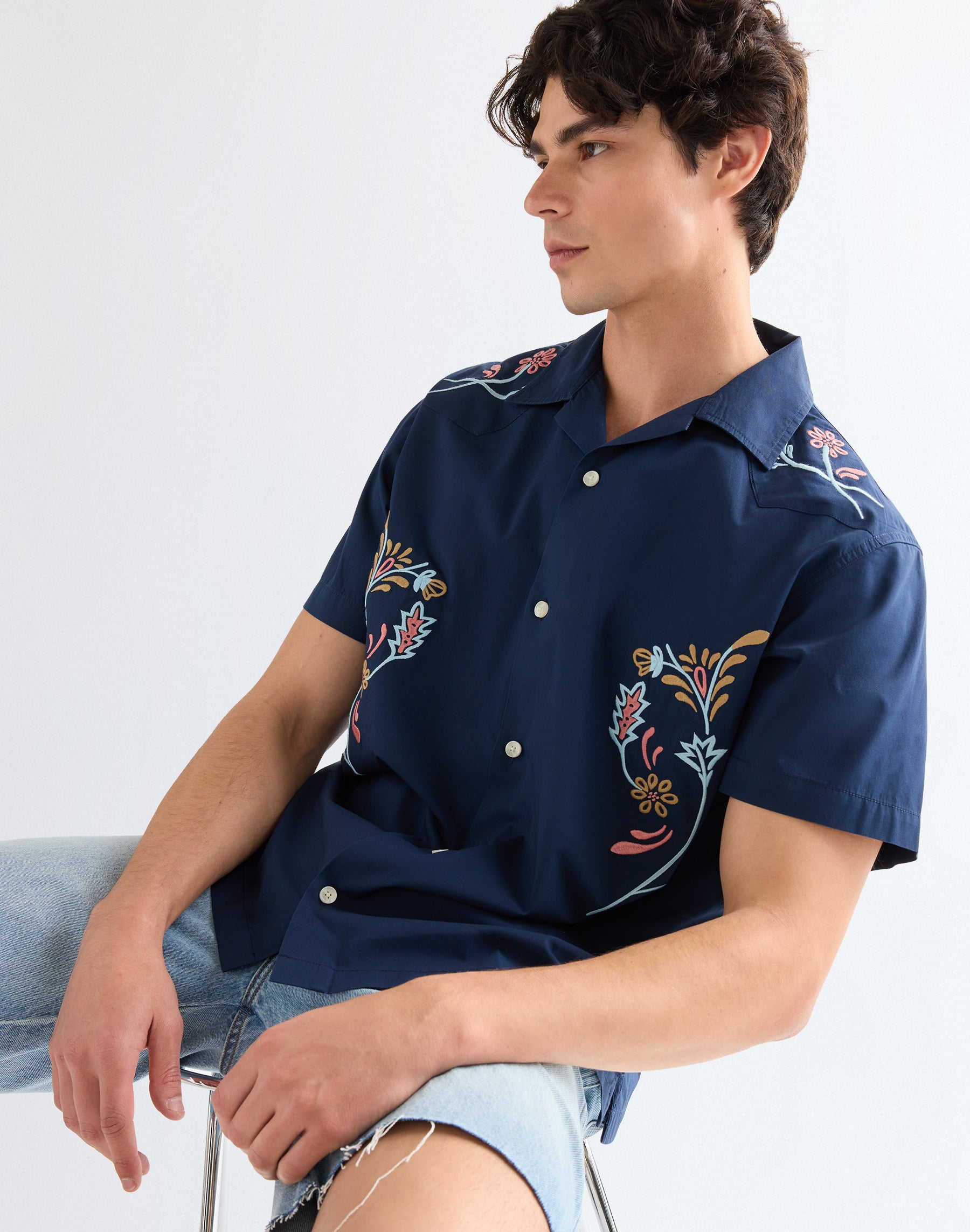 Shortsleeve W Resort Shirt in Navy Floral Hemden Wrangler