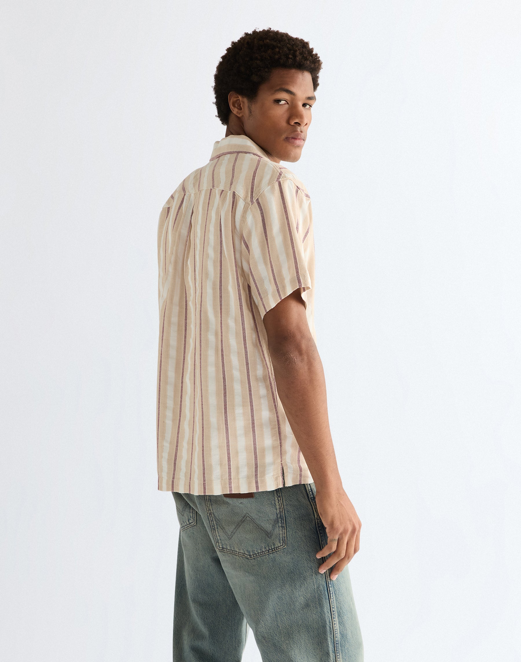 Shortsleeve W Resort Shirt in Tan Ruby Wine Hemden Wrangler