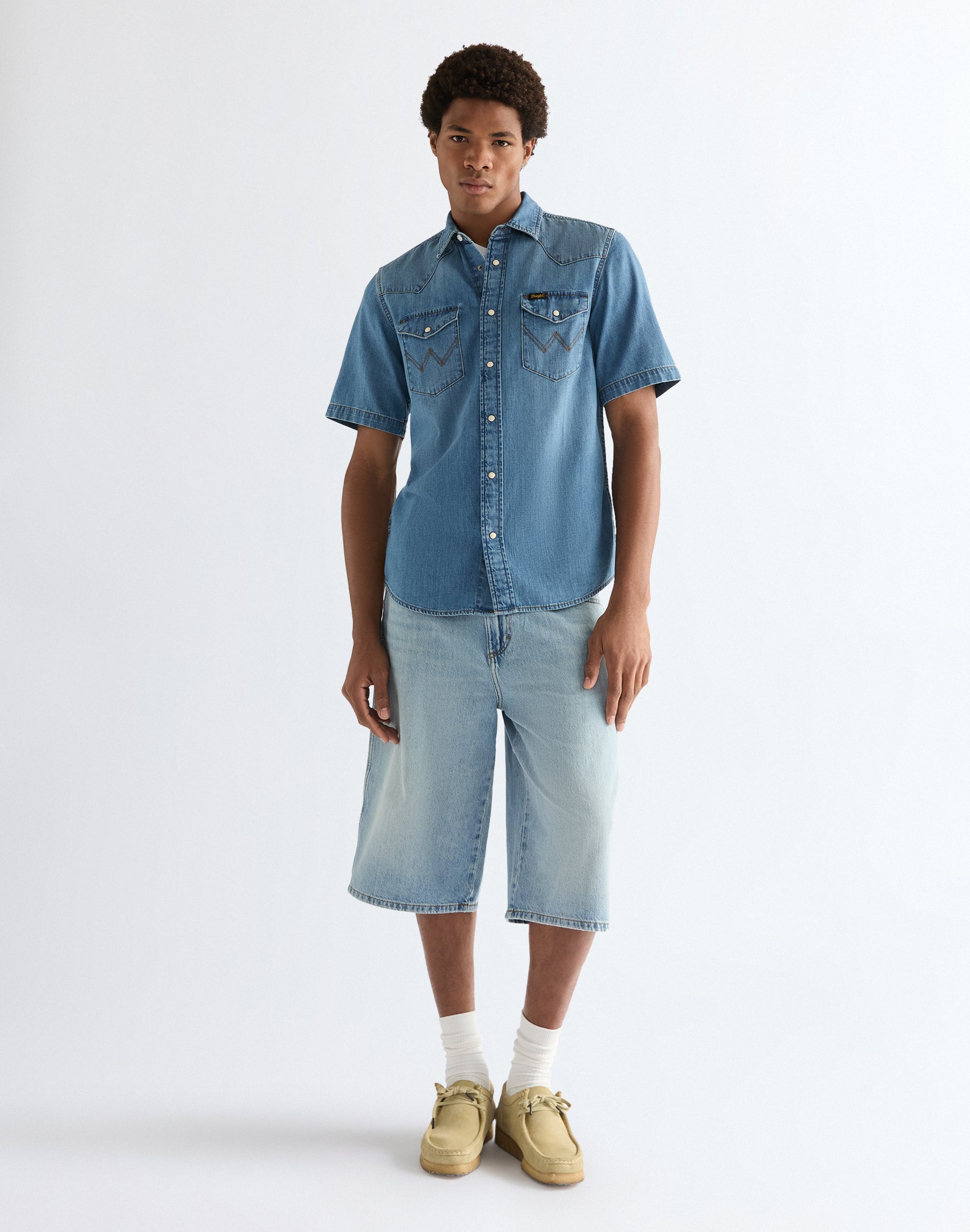 Shortsleeve Western Shirt in Mid Light Wash Hemden Wrangler