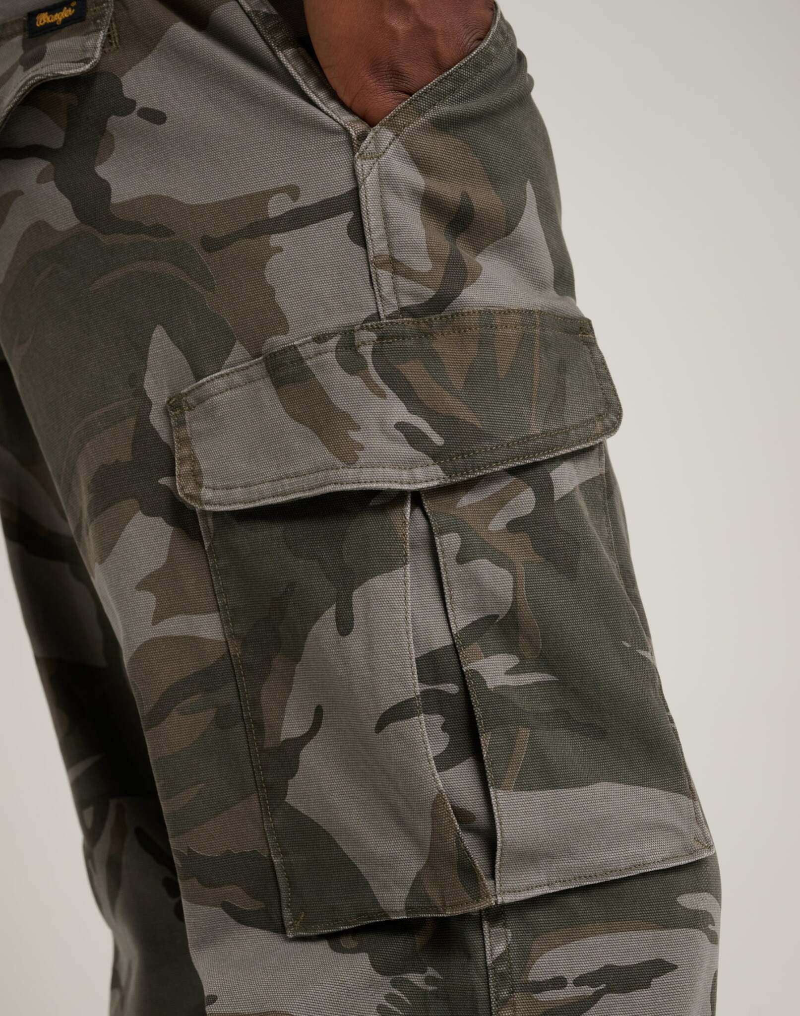 Mike Lucas Pant in Camo Hosen Wrangler