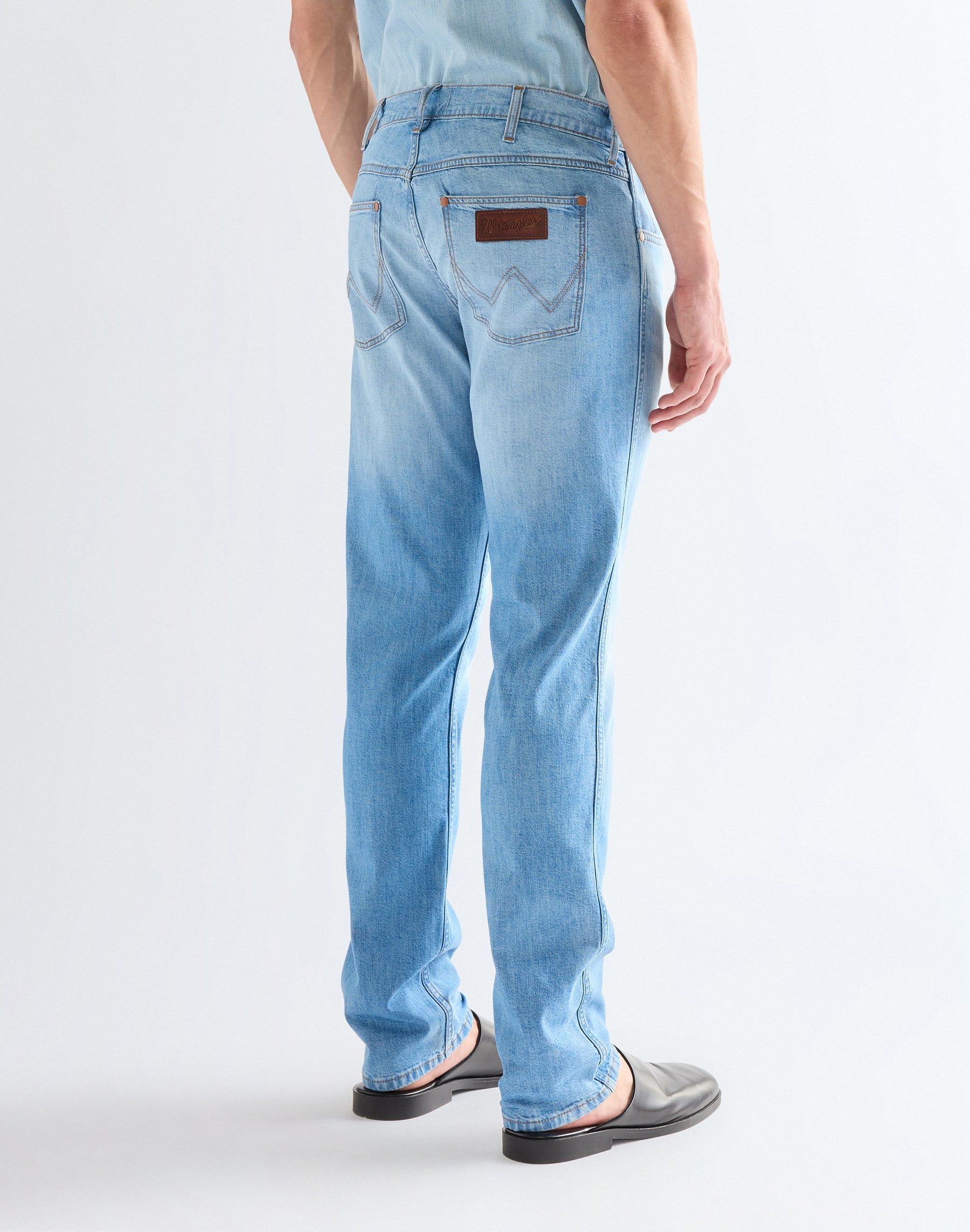 Greensboro in Light Wash Jeans Wrangler