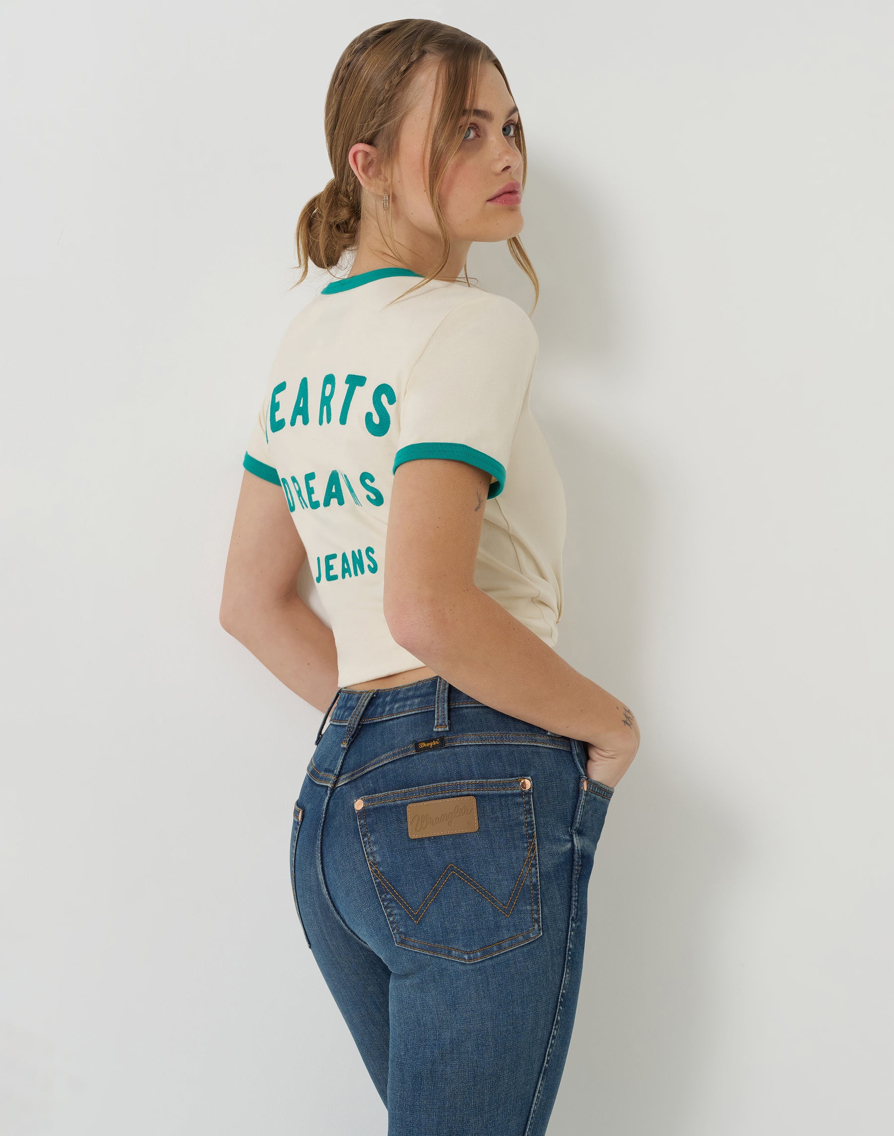 Good Jeans Tee in Cream T-Shirts Wrangler