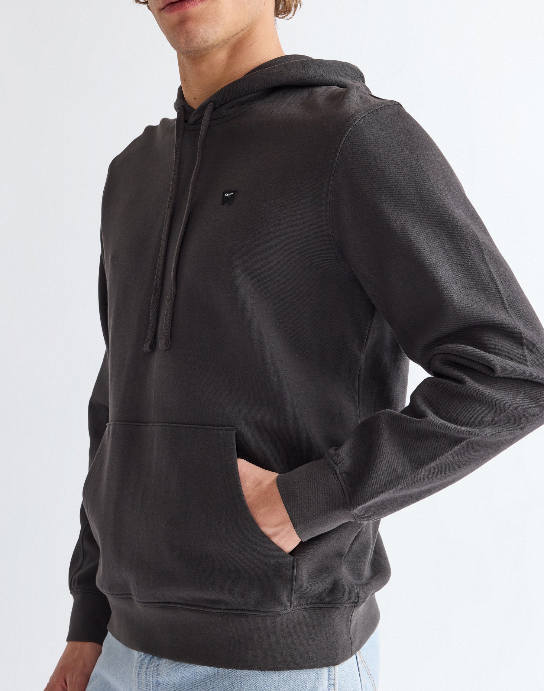 Sign Off Hoodie in Faded Black Kapuzenpullover Wrangler