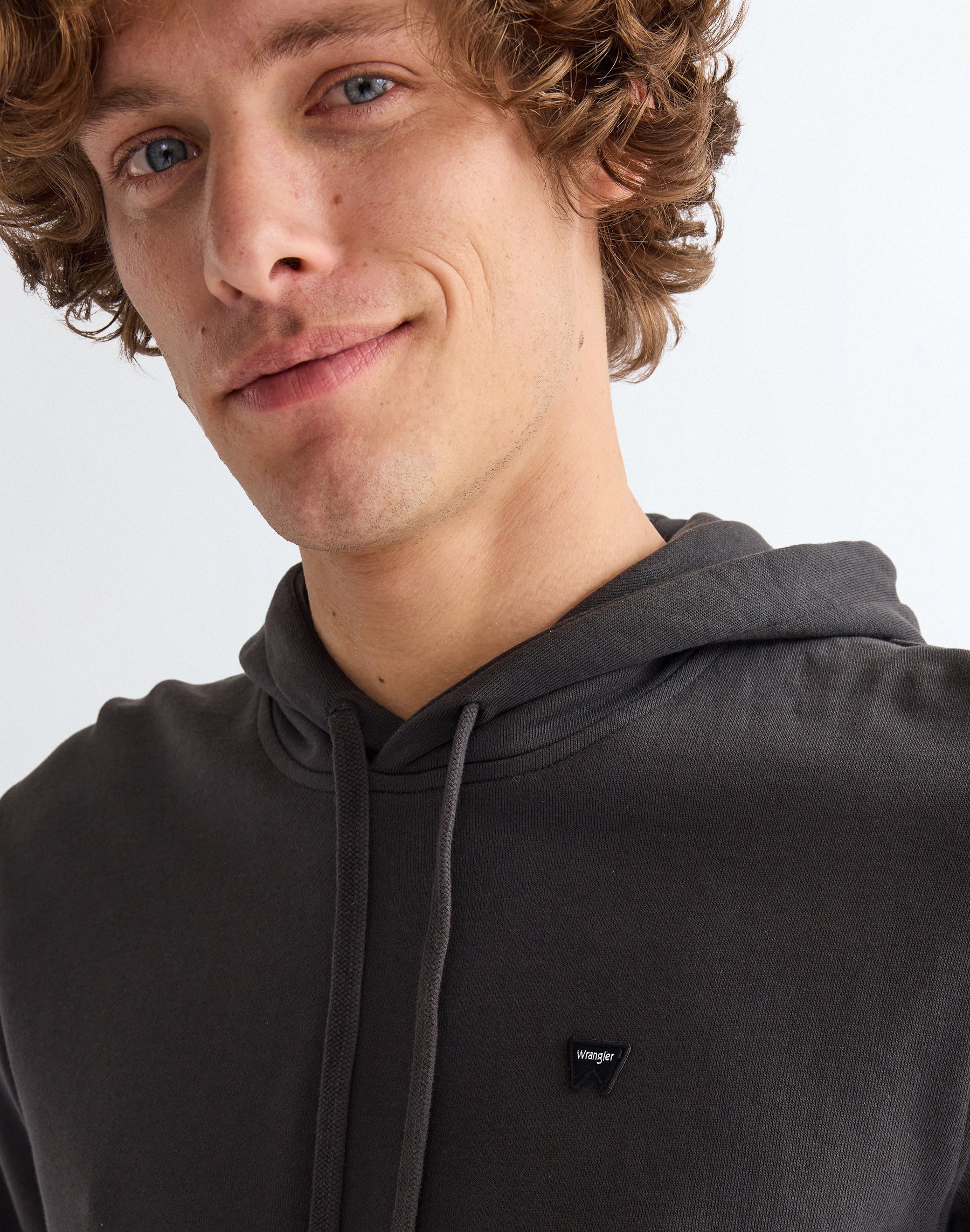 Sign Off Hoodie in Faded Black Kapuzenpullover Wrangler