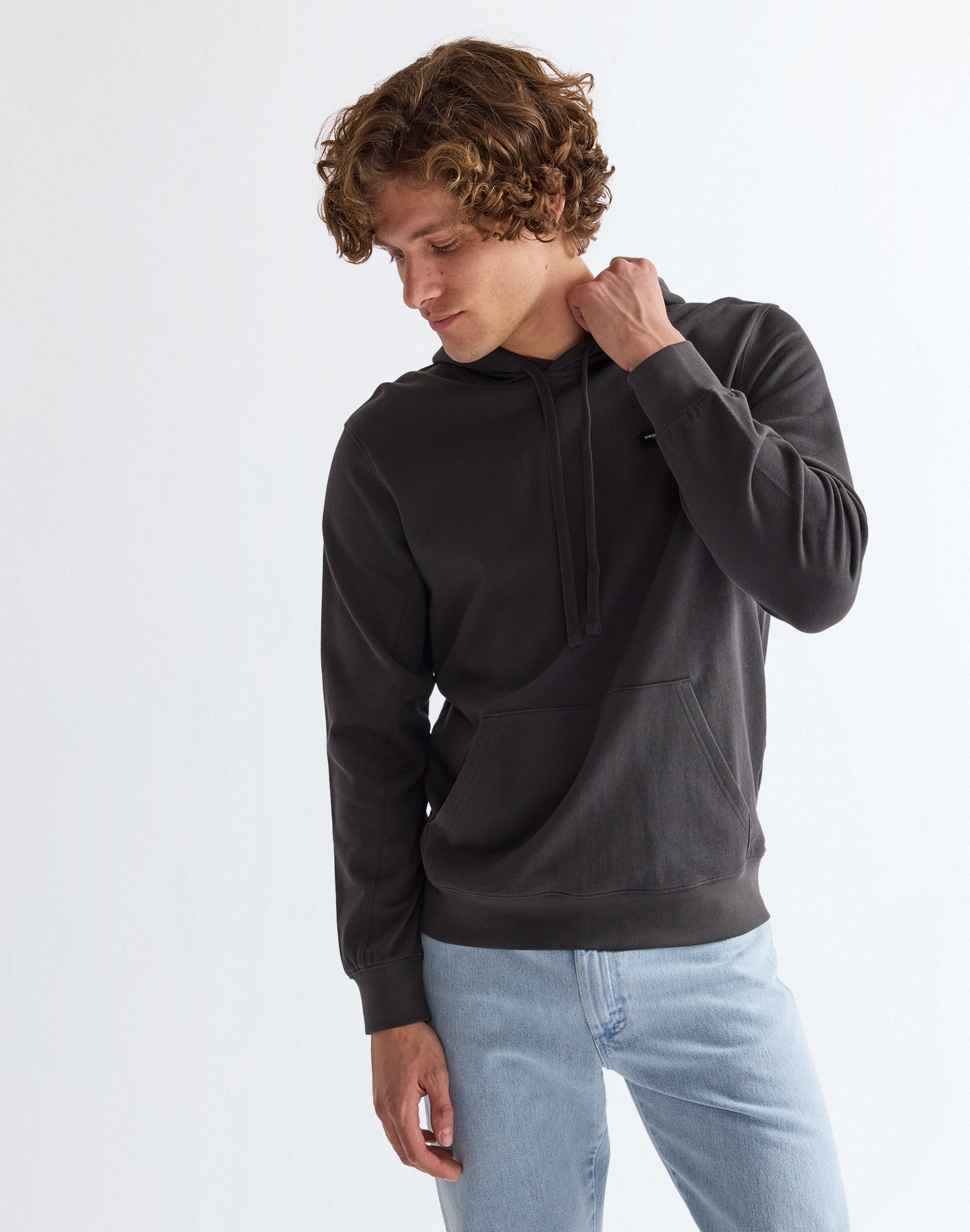 Sign Off Hoodie in Faded Black Kapuzenpullover Wrangler