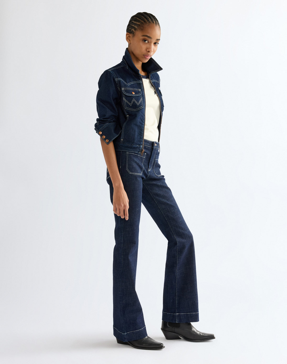 Jeans Flare in Dark Orbit Jeans Wrangler