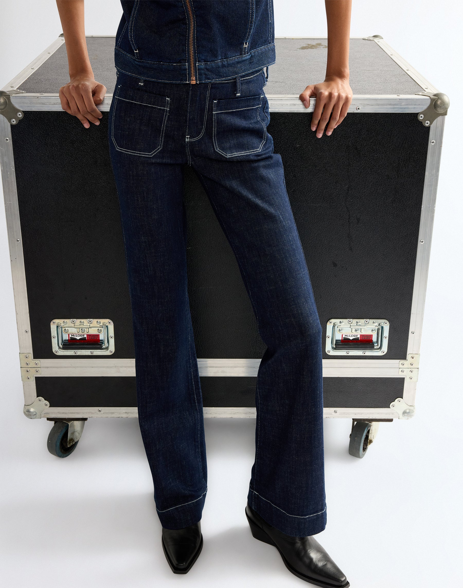 Jeans Flare in Dark Orbit Jeans Wrangler