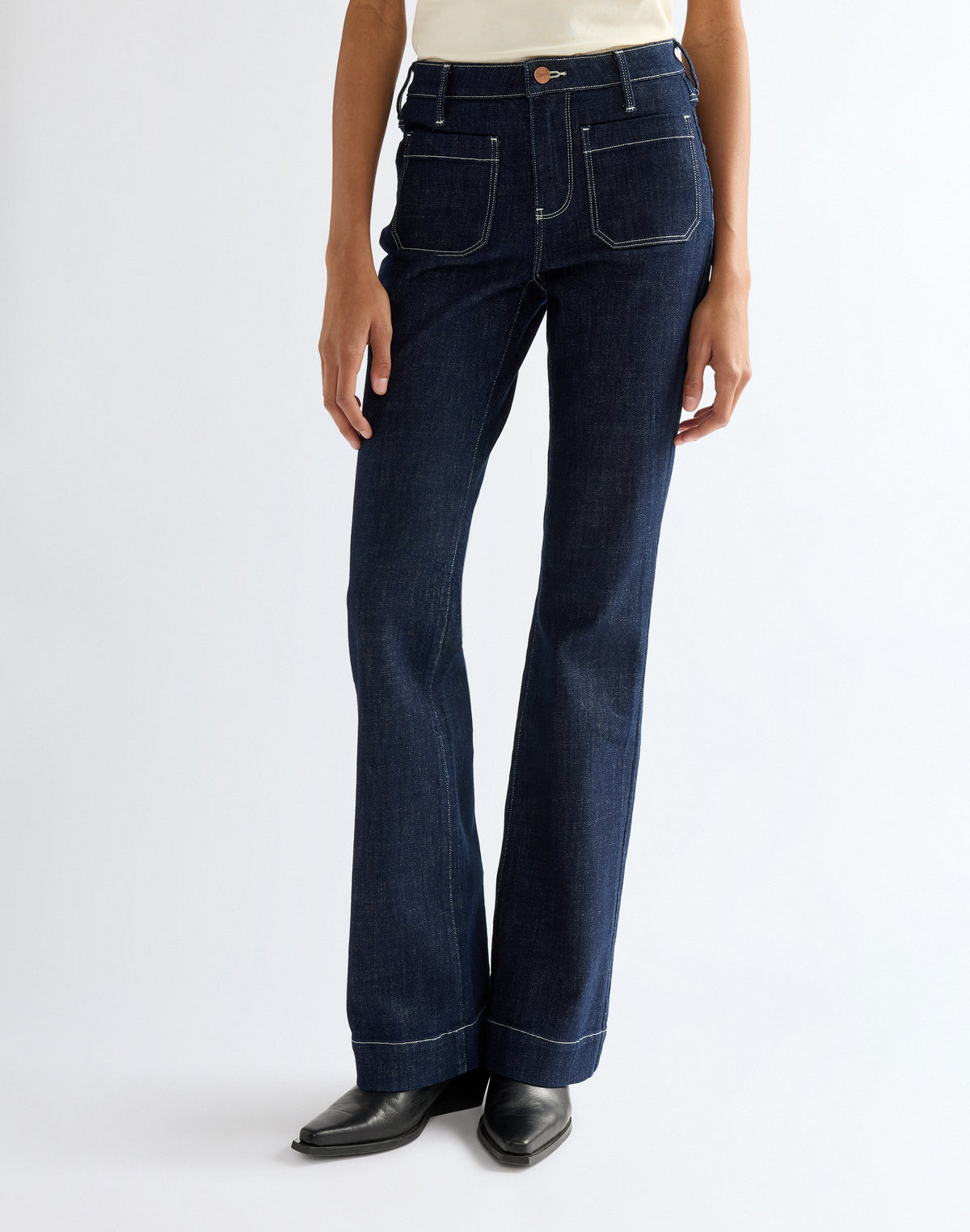 Jeans Flare in Dark Orbit Jeans Wrangler