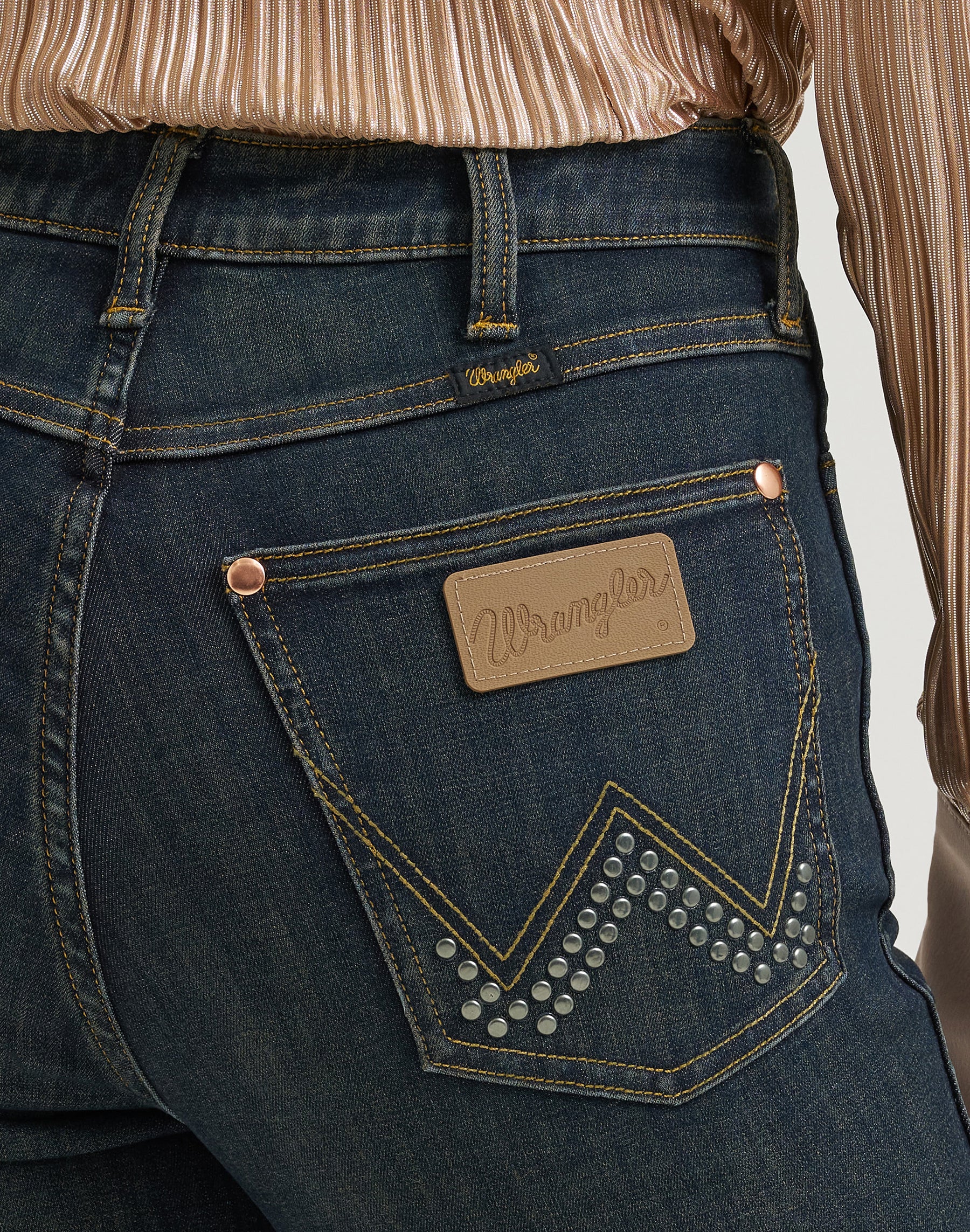 Jeans Boot Hugger in Dark Denim Jeans Wrangler