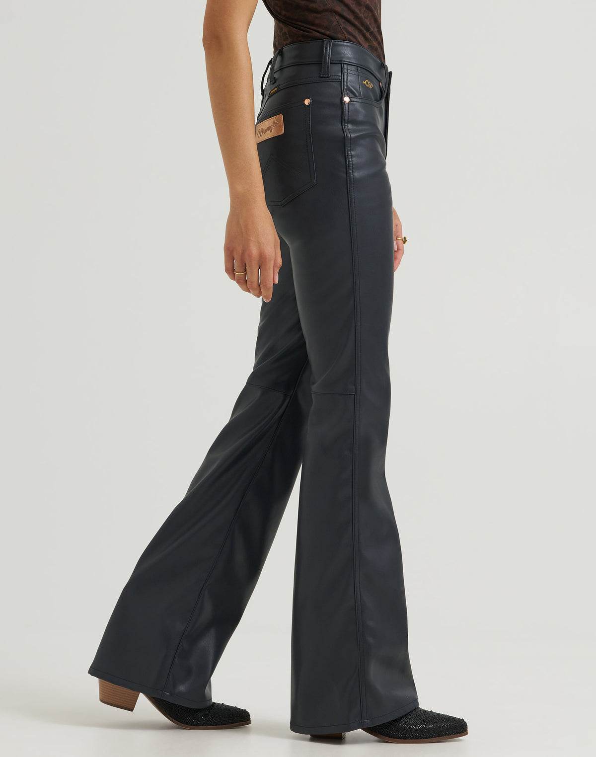 Hose Lainey Flare in Onyx Faux Leather Hosen Wrangler