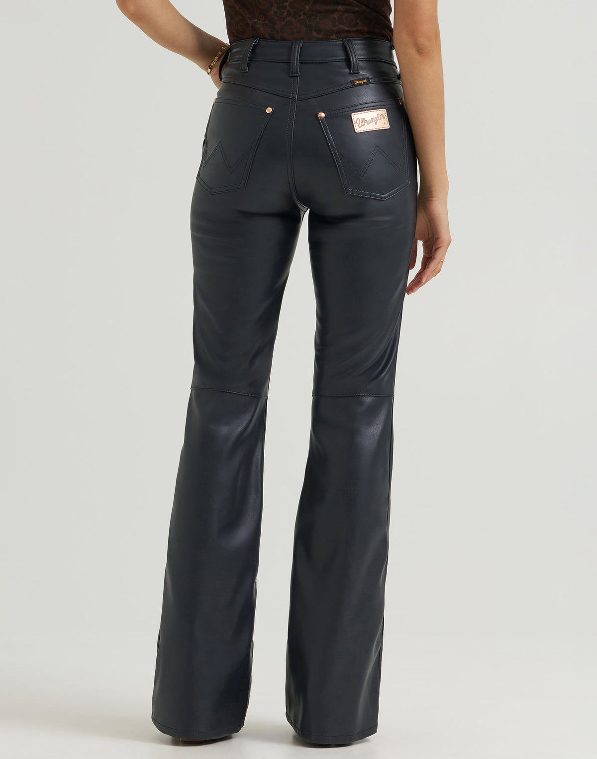 Hose Lainey Flare in Onyx Faux Leather Hosen Wrangler
