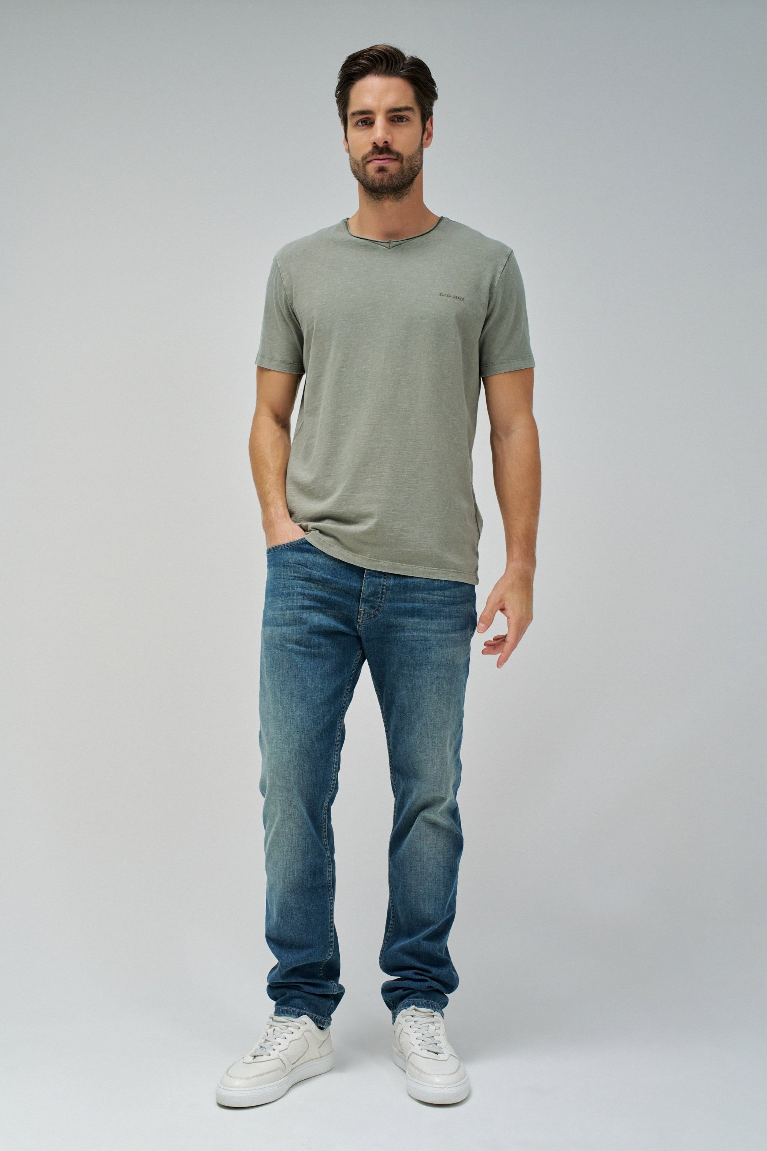 T-Shirt V Neck Raw Edge Slim Fit in Medium Green T-Shirts Salsa Jeans