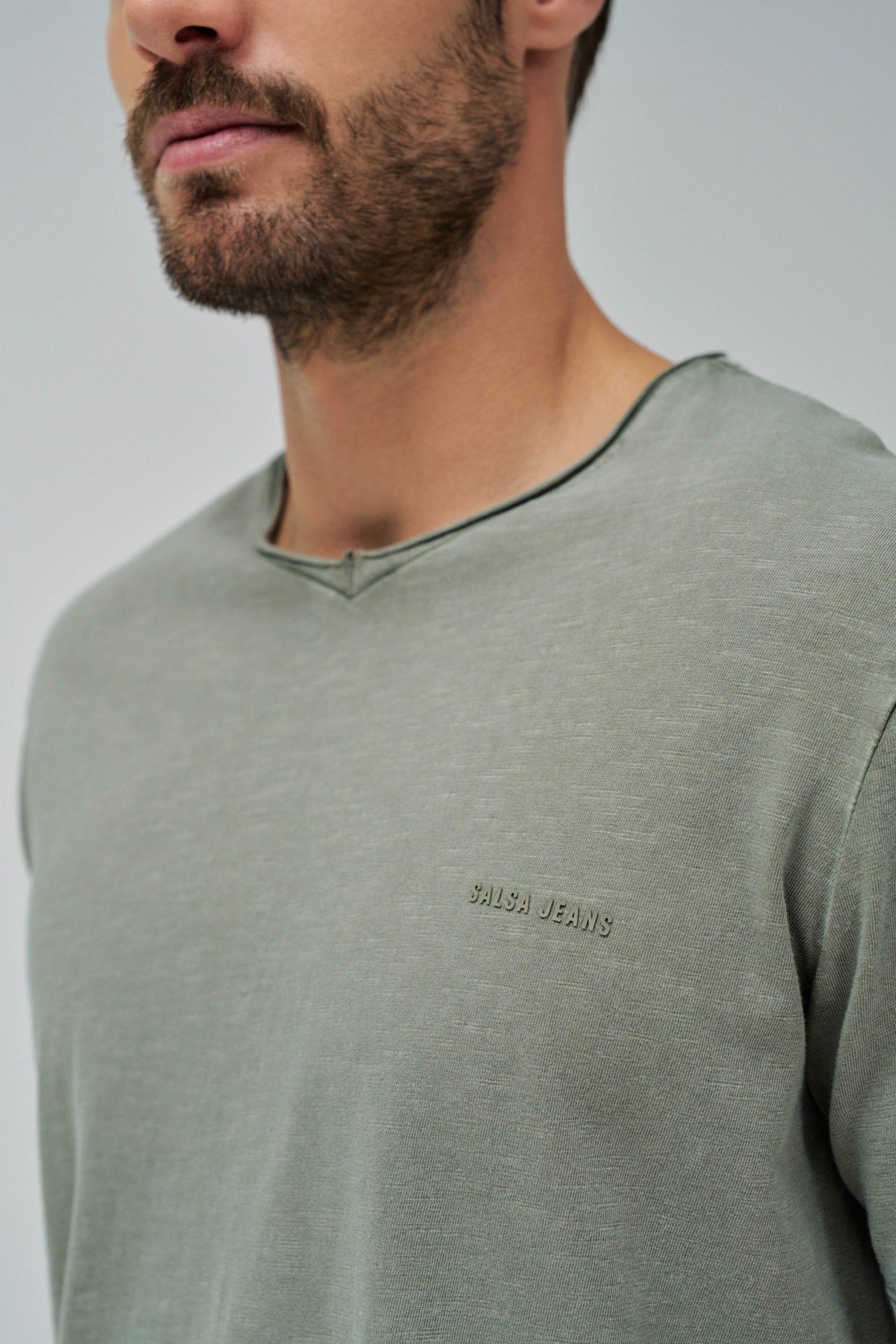 T-Shirt V Neck Raw Edge Slim Fit in Medium Green T-Shirts Salsa Jeans
