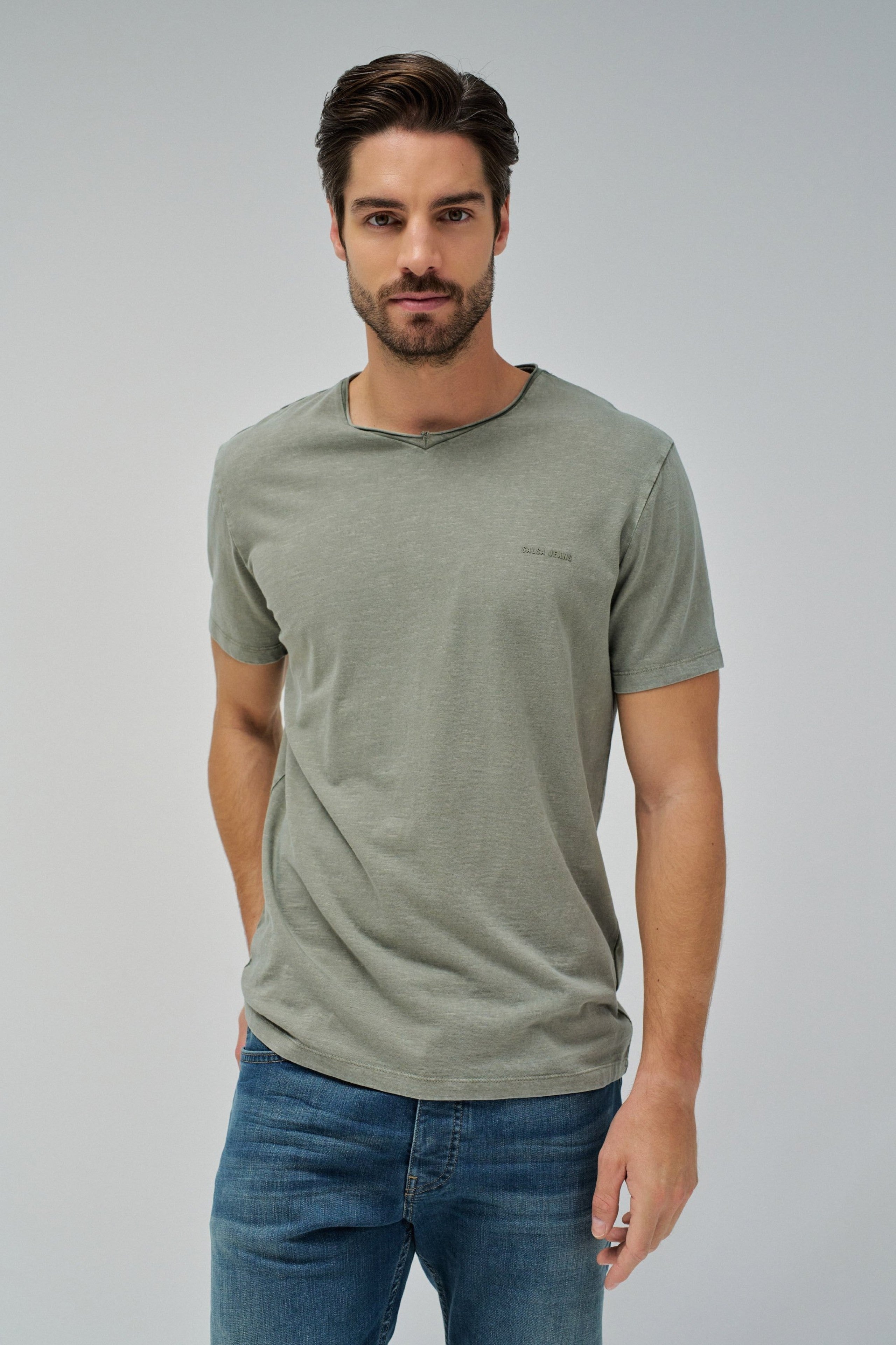 T-Shirt V Neck Raw Edge Slim Fit in Medium Green T-Shirts Salsa Jeans