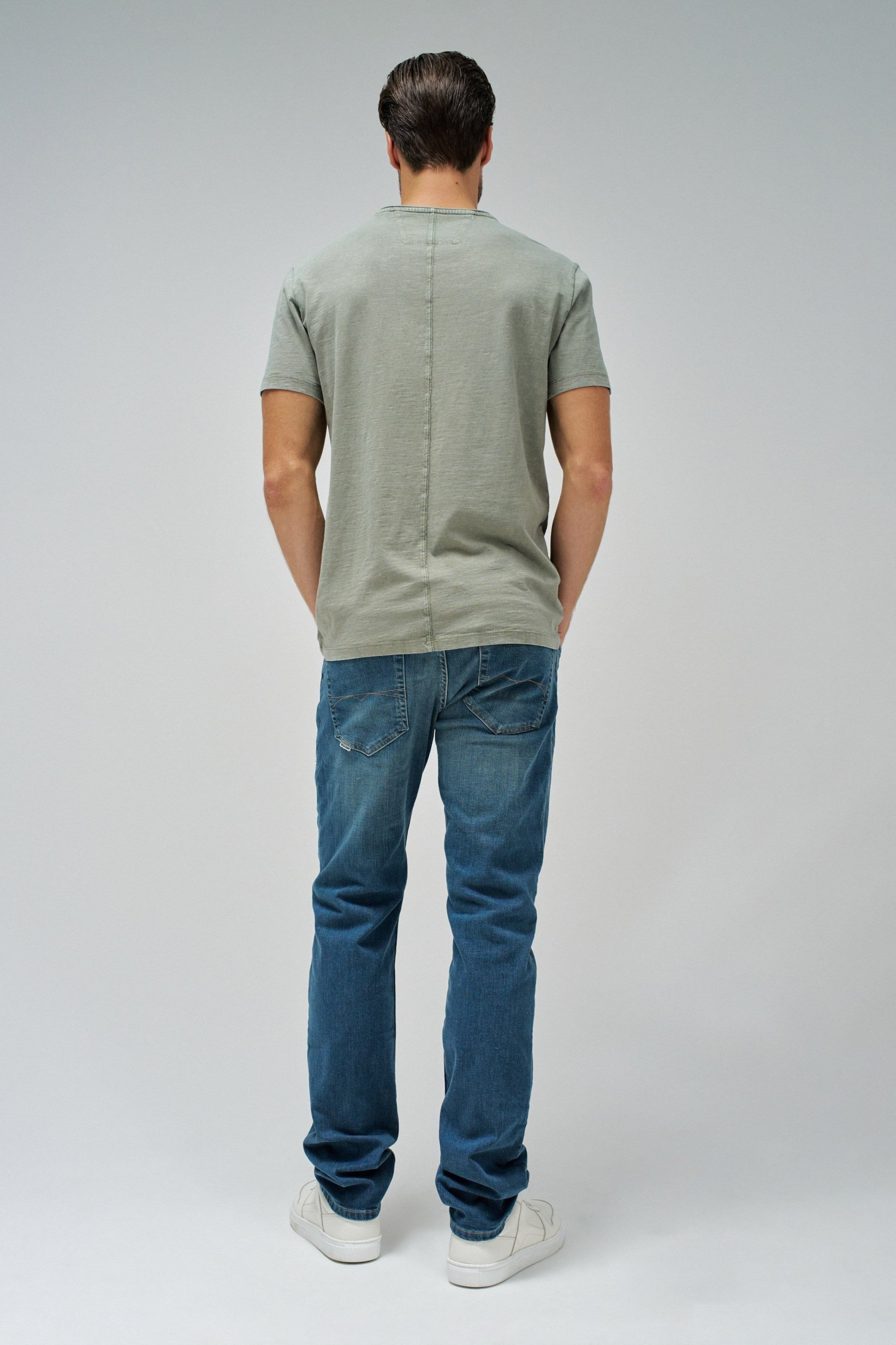 T-Shirt V Neck Raw Edge Slim Fit in Medium Green T-Shirts Salsa Jeans