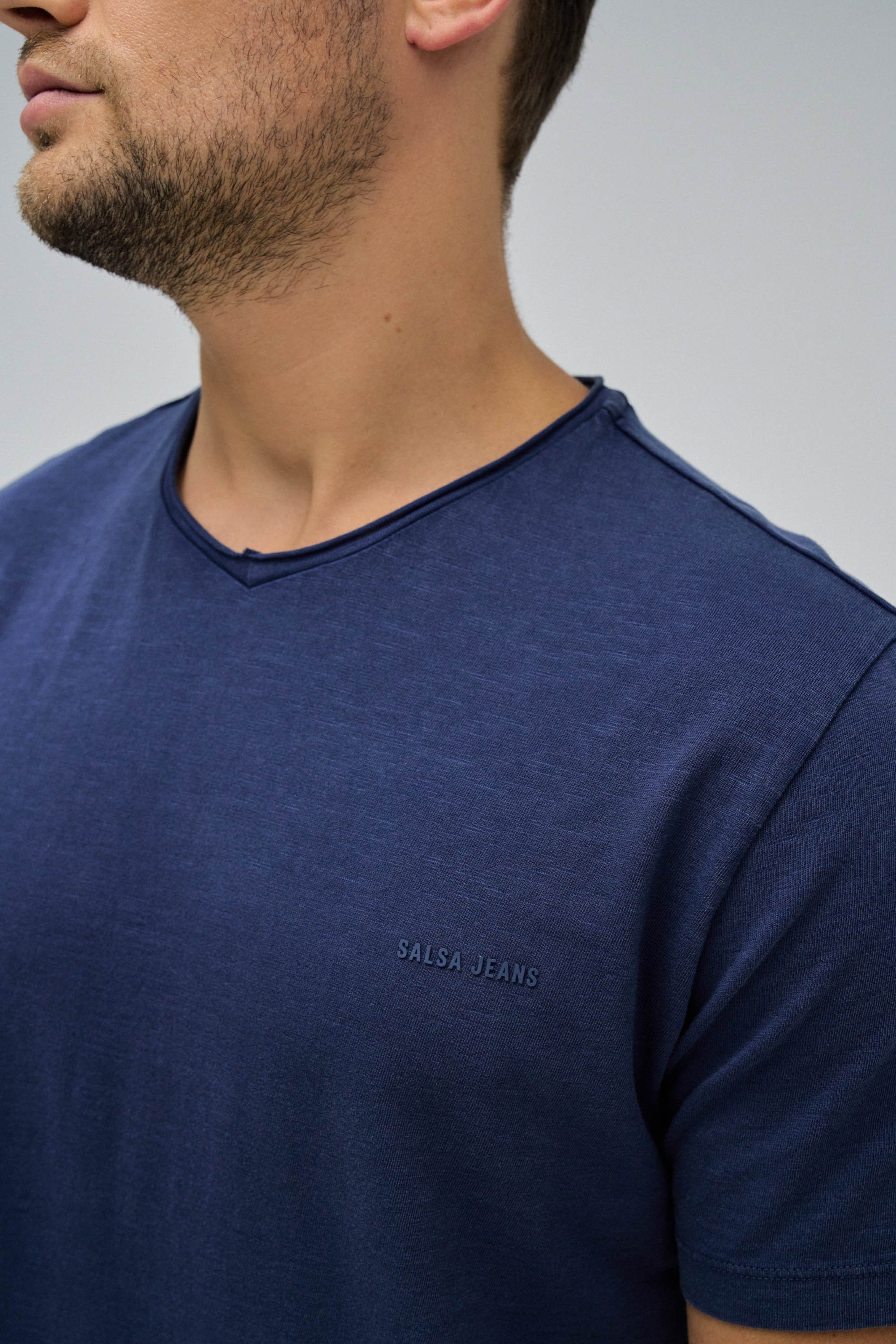 T-Shirt V Neck Raw Edge Slim Fit in Medium Blue T-Shirts Salsa Jeans