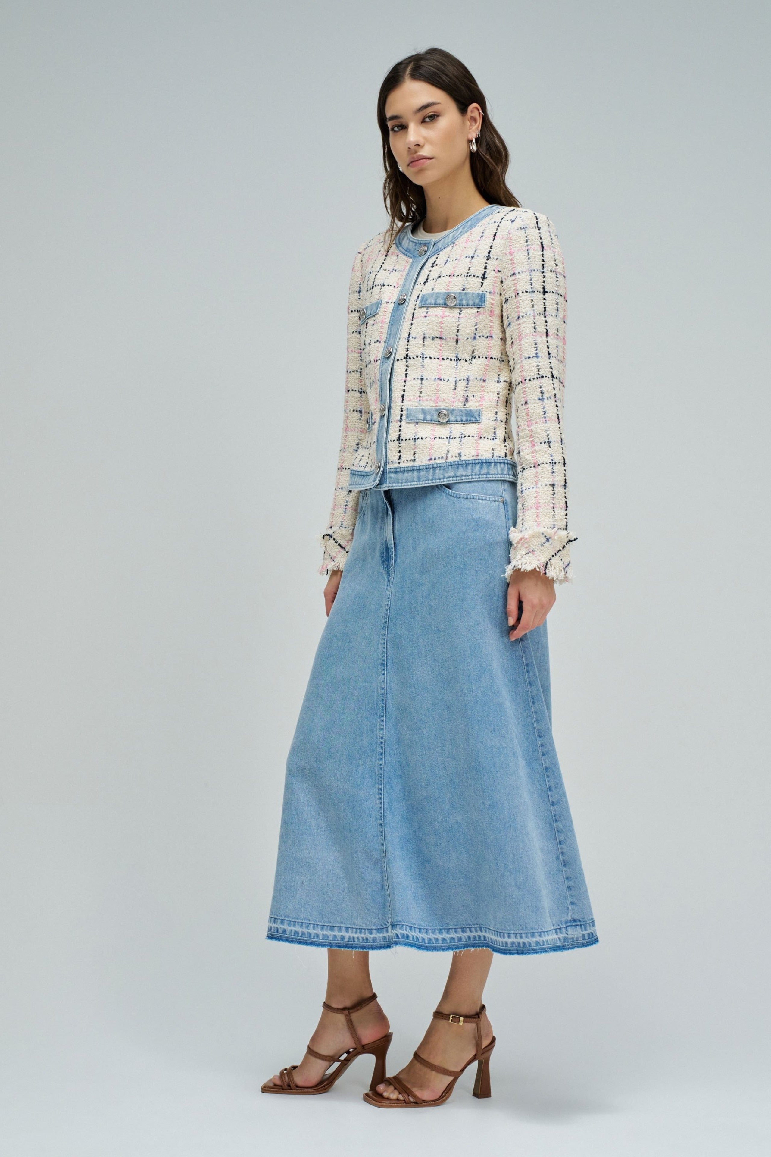 Chanel-style tweed jacket in light beige V2