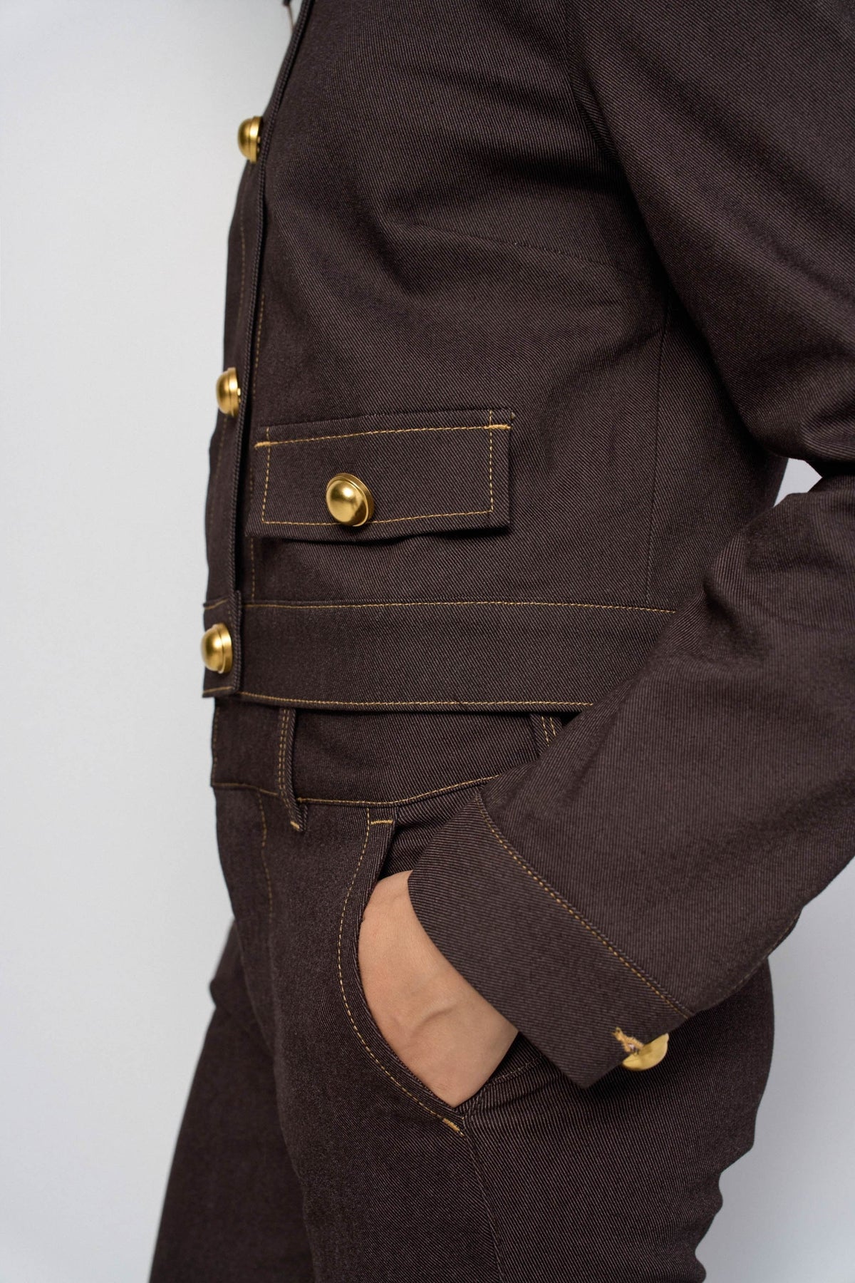 Jeansjacke mit Metallknöpfen in Dark Brown V1