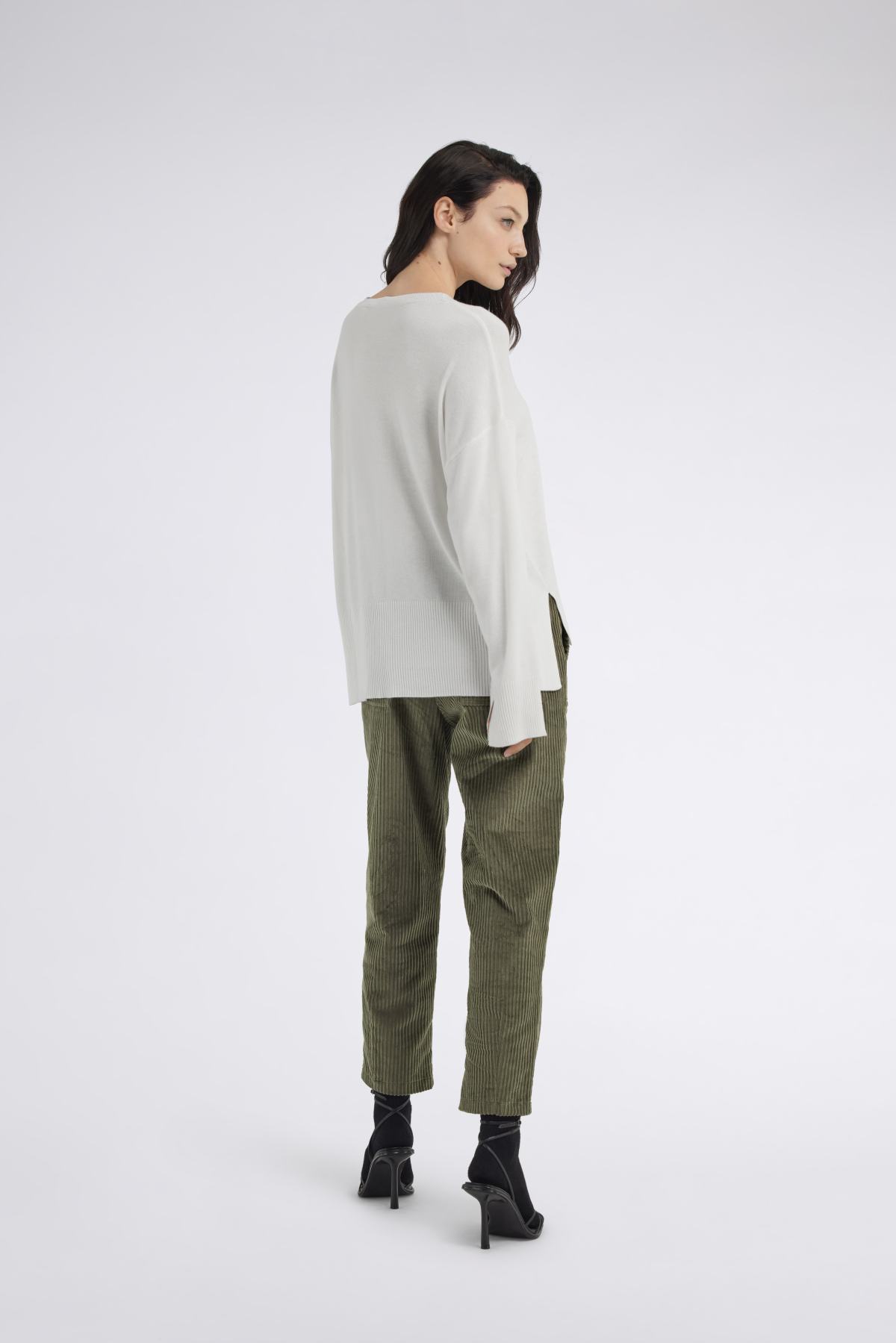 Callie in Snow White Pullover GAS