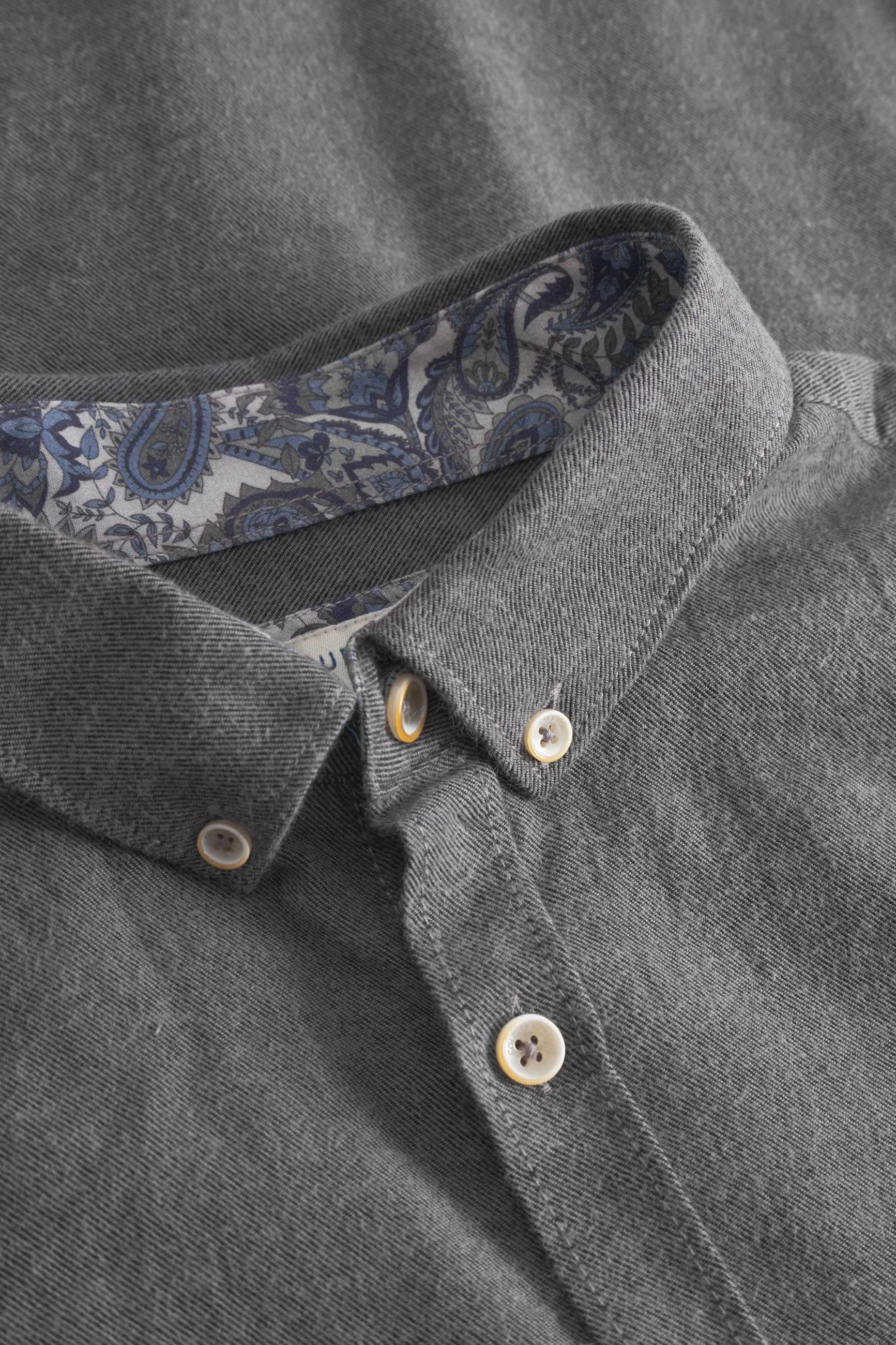 Shirt Brushed Twill in Anthracite Hemden Colours and Sons