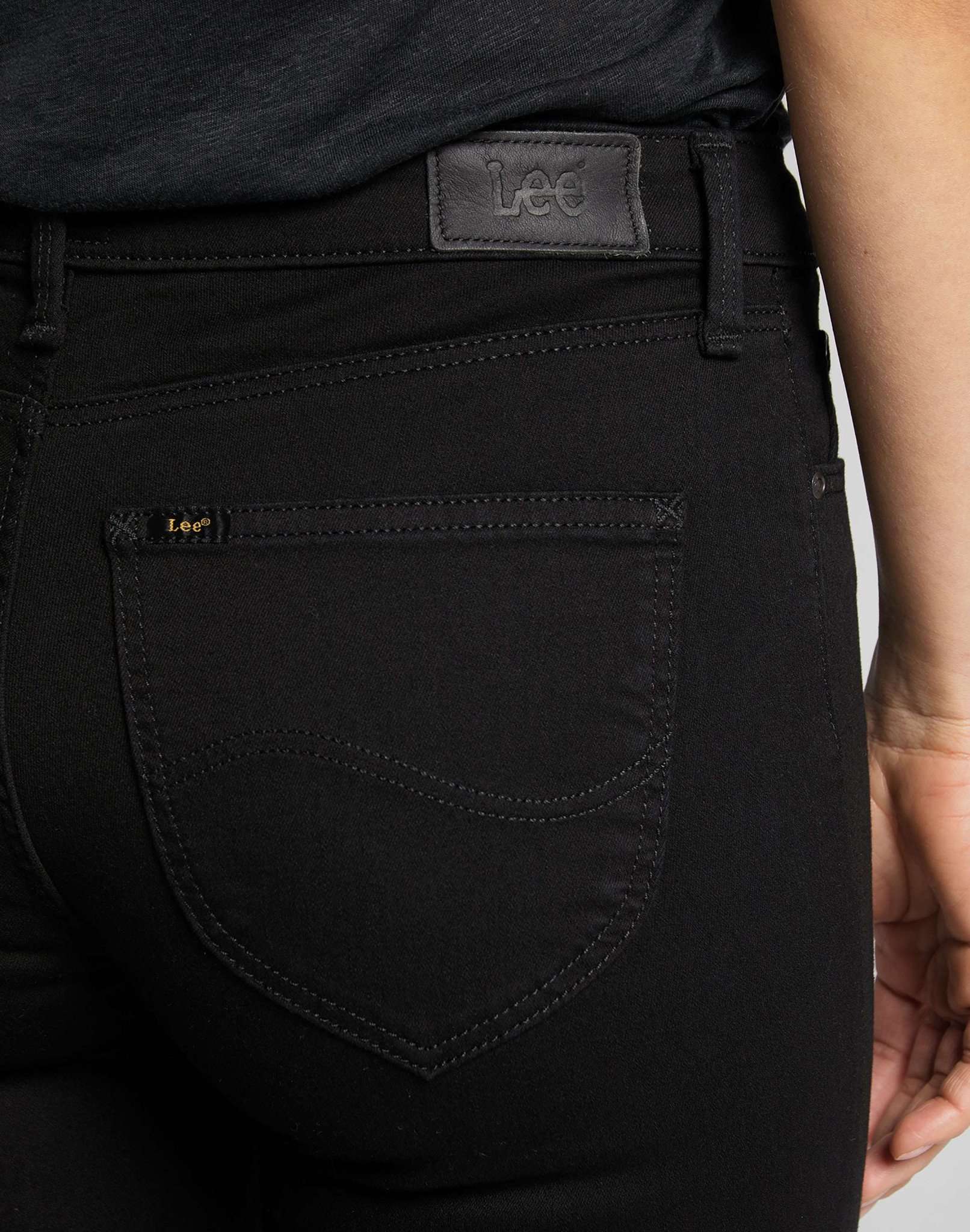 Marion Straight in Black Rinse Jeans Lee