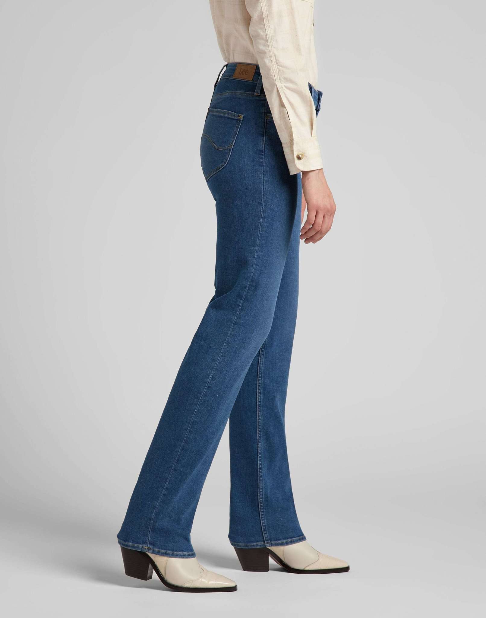 Marion Straight in Mid Ada Jeans Lee