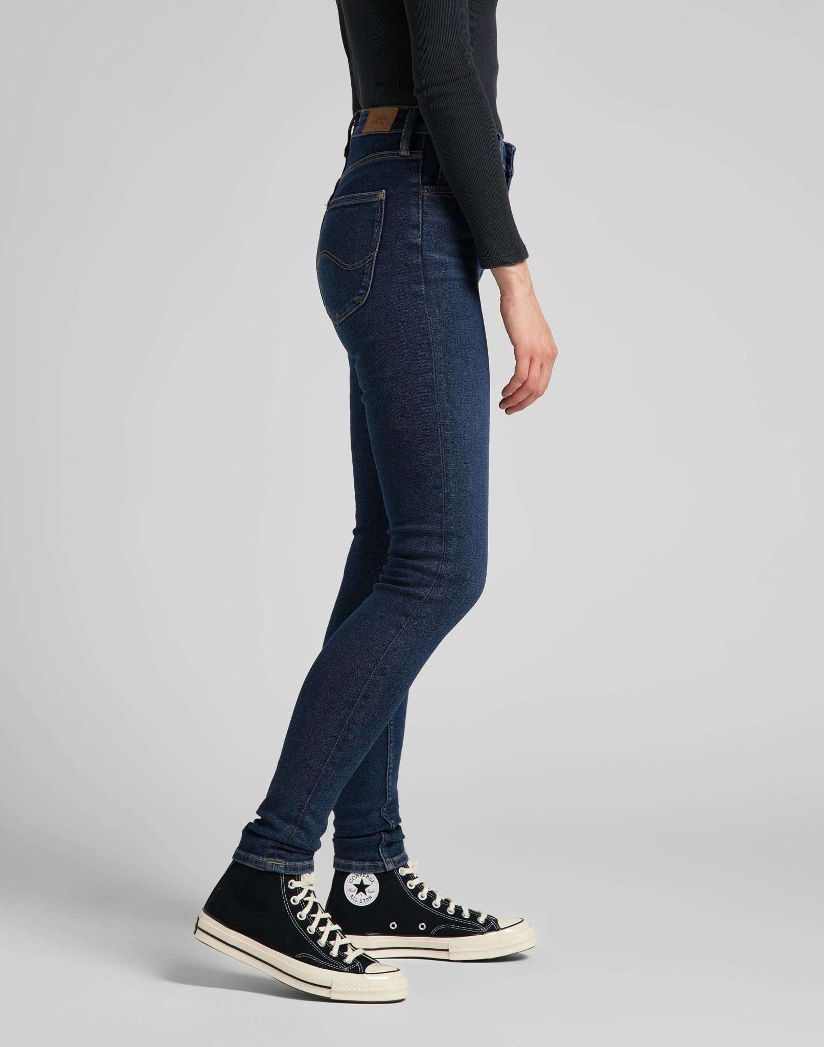 Ivy in Worn Willow Jeans Lee