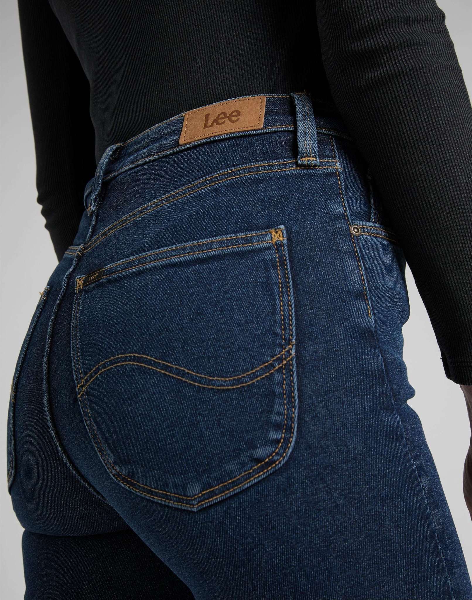 Ivy in Worn Willow Jeans Lee