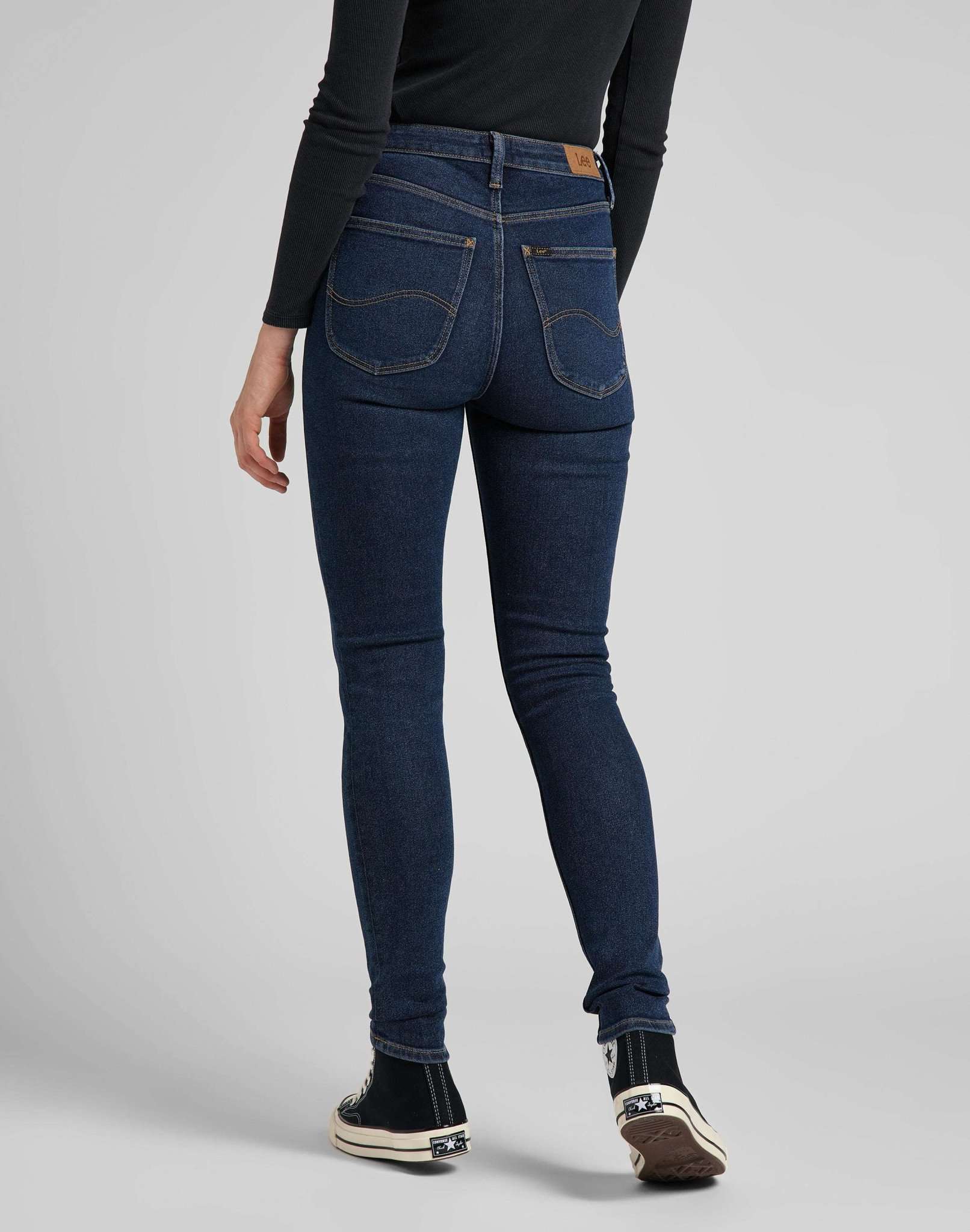 Ivy in Worn Willow Jeans Lee