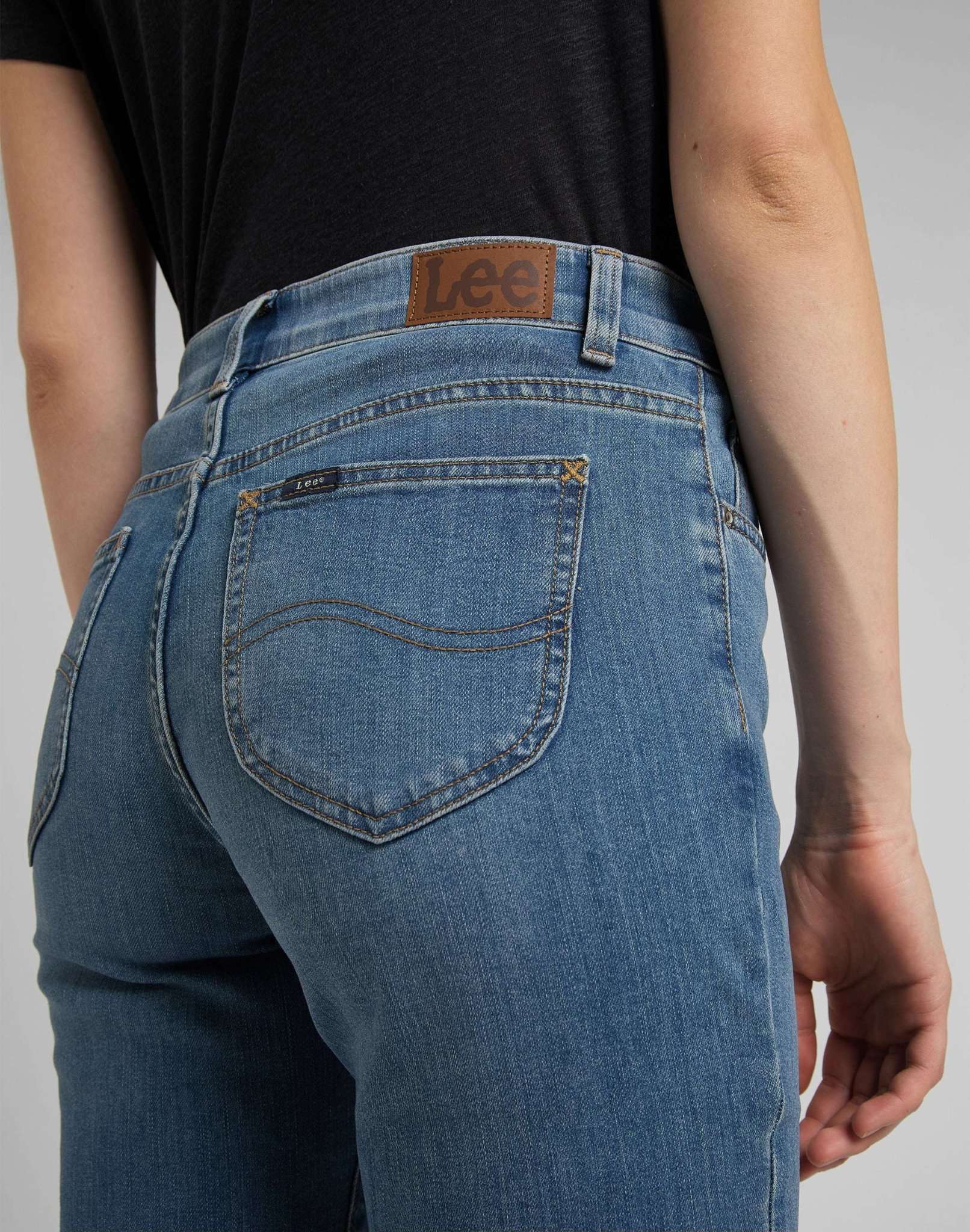 Comfort Straight in Modern Blue Jeans Lee