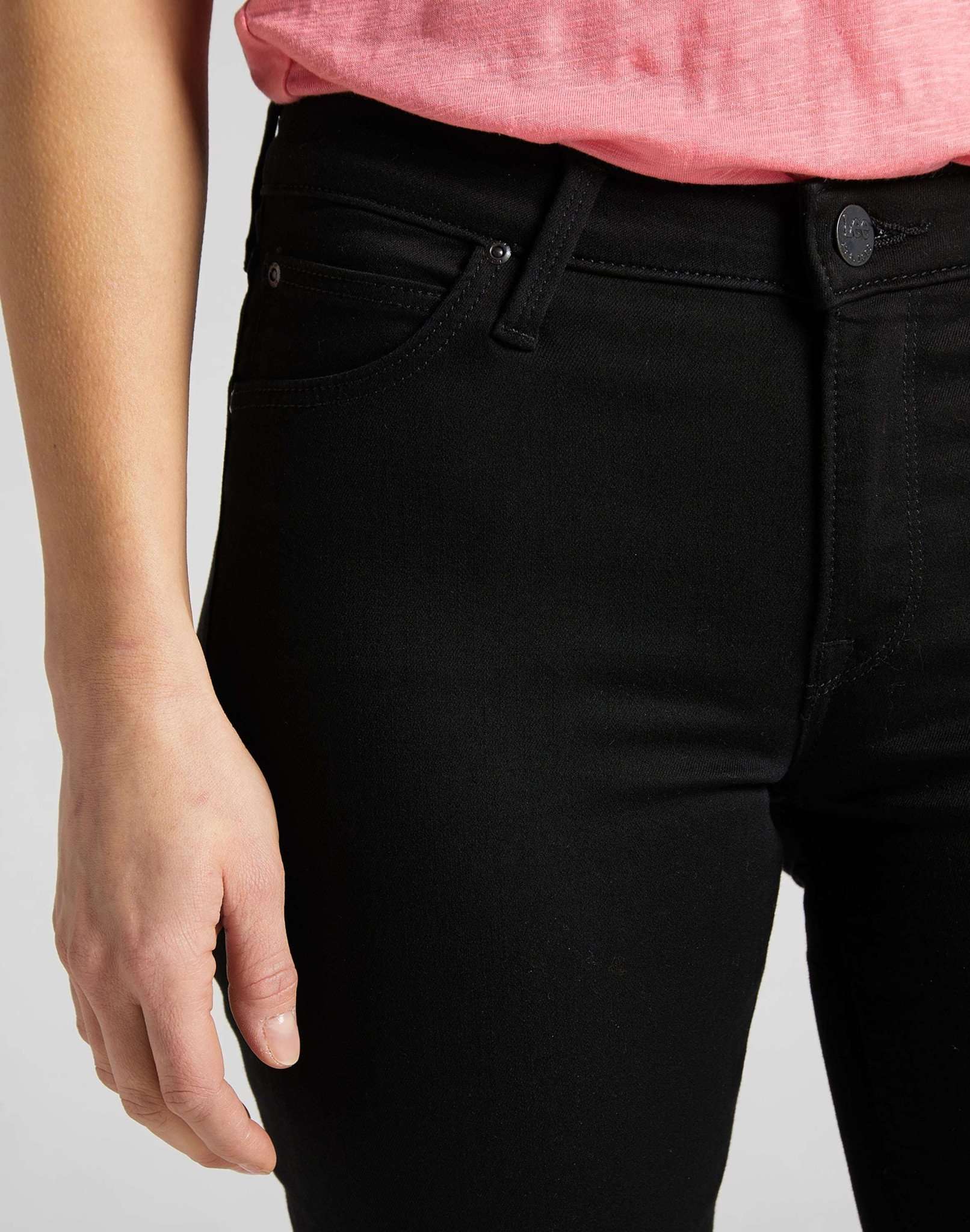 Scarlett in Black Rinse Jeans Lee