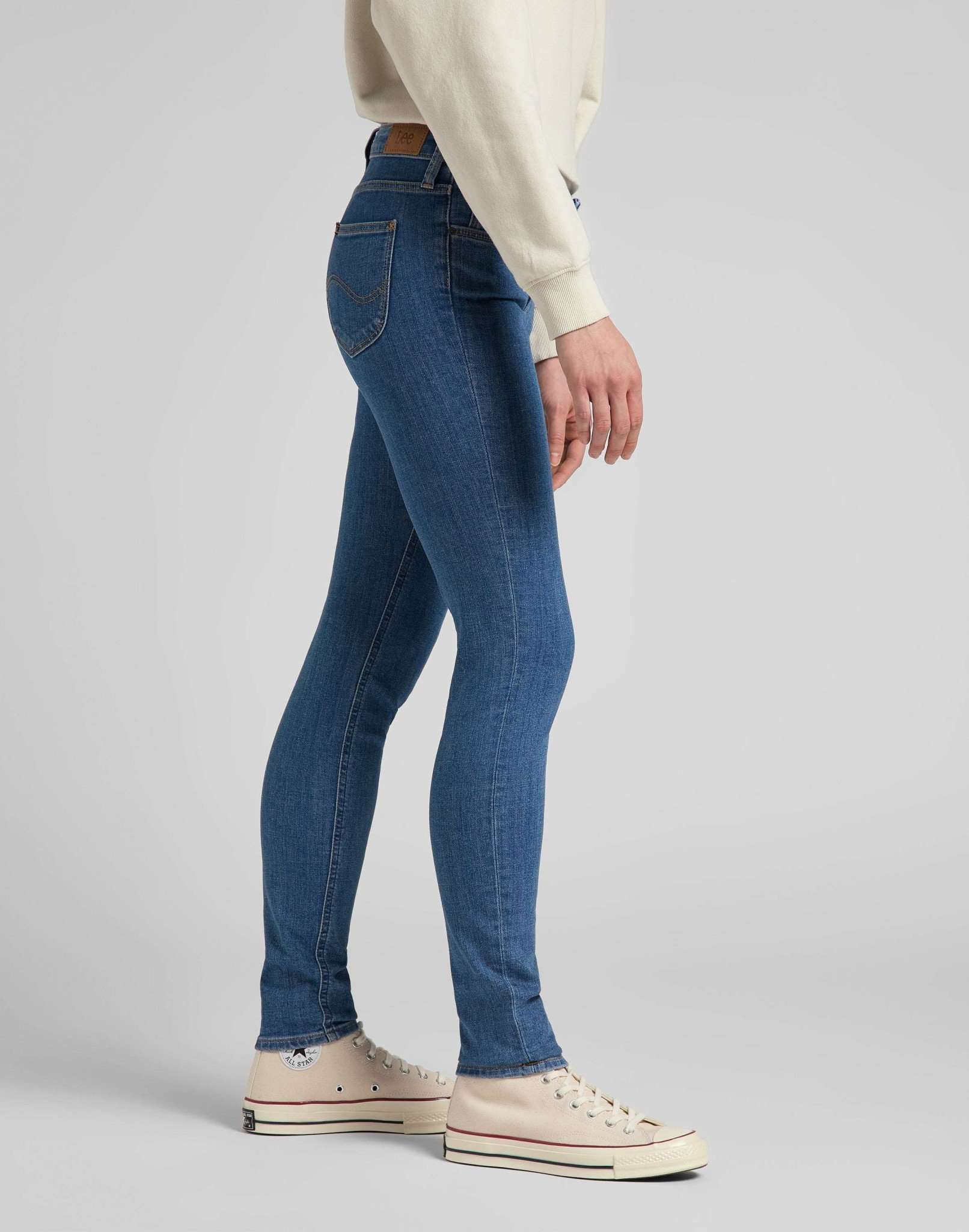 Scarlett in Mid Lexi Jeans Lee