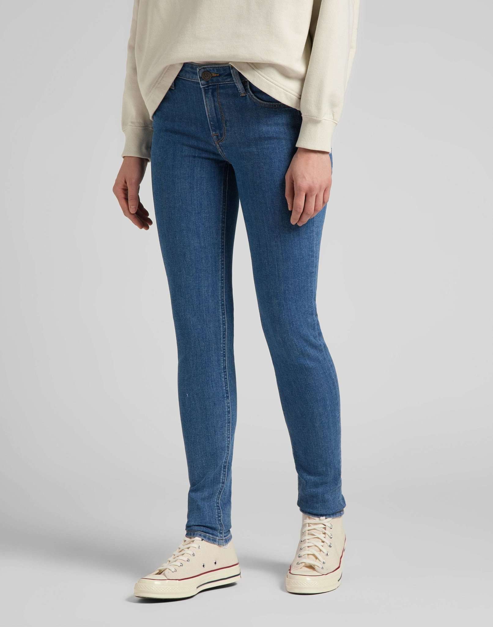 Scarlett in Mid Lexi Jeans Lee