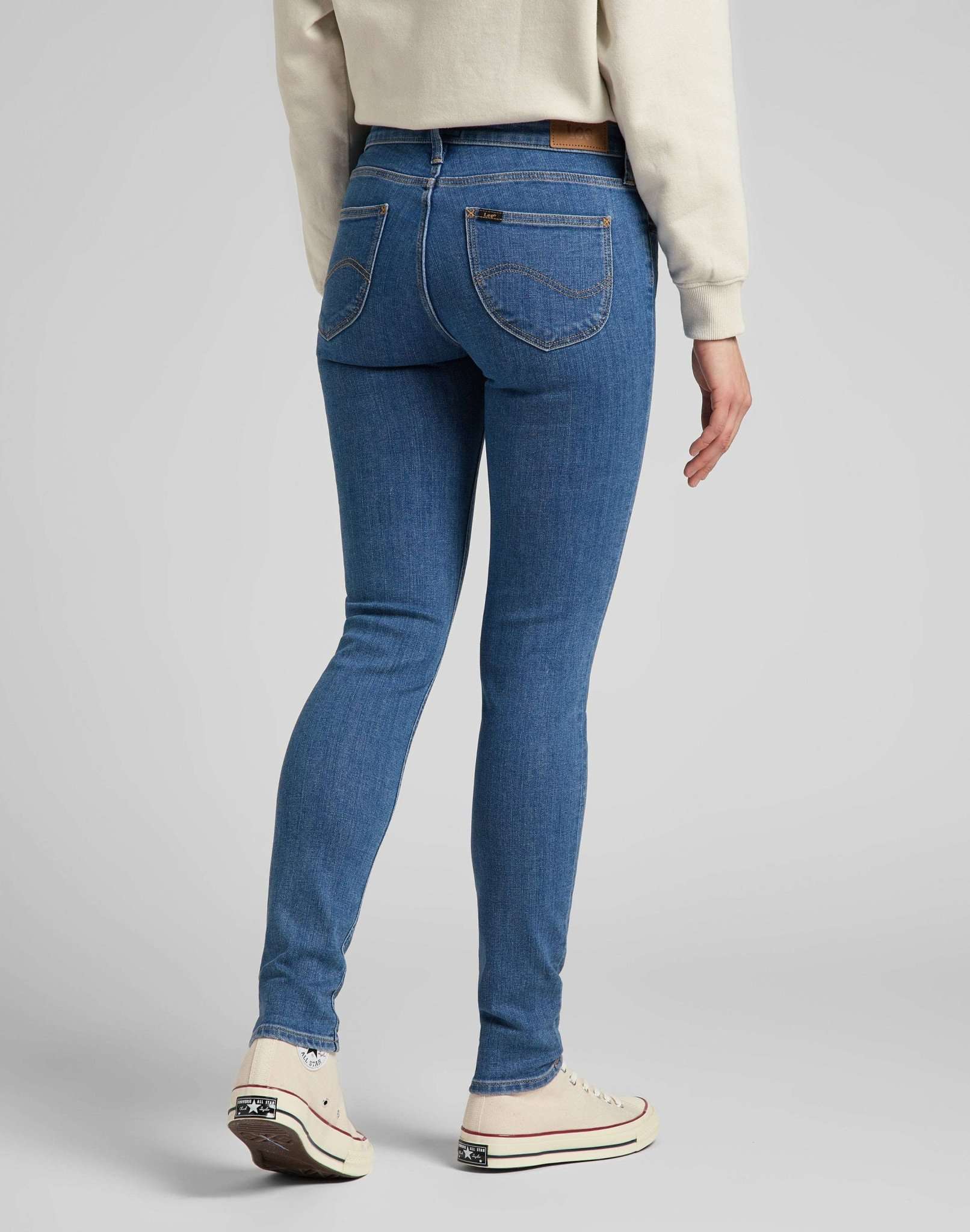 Scarlett in Mid Lexi Jeans Lee