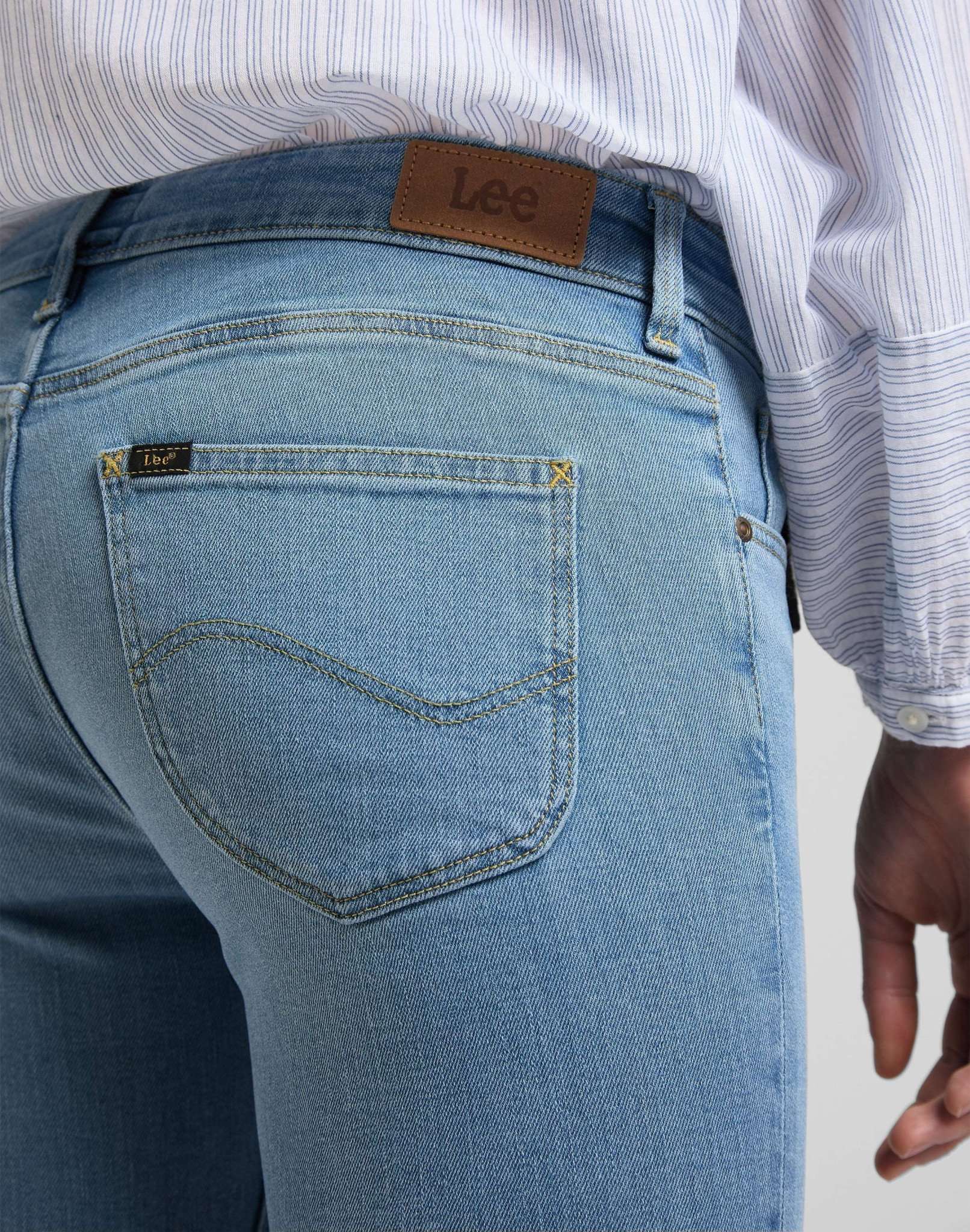 Scarlett in Mid Charly Jeans Lee