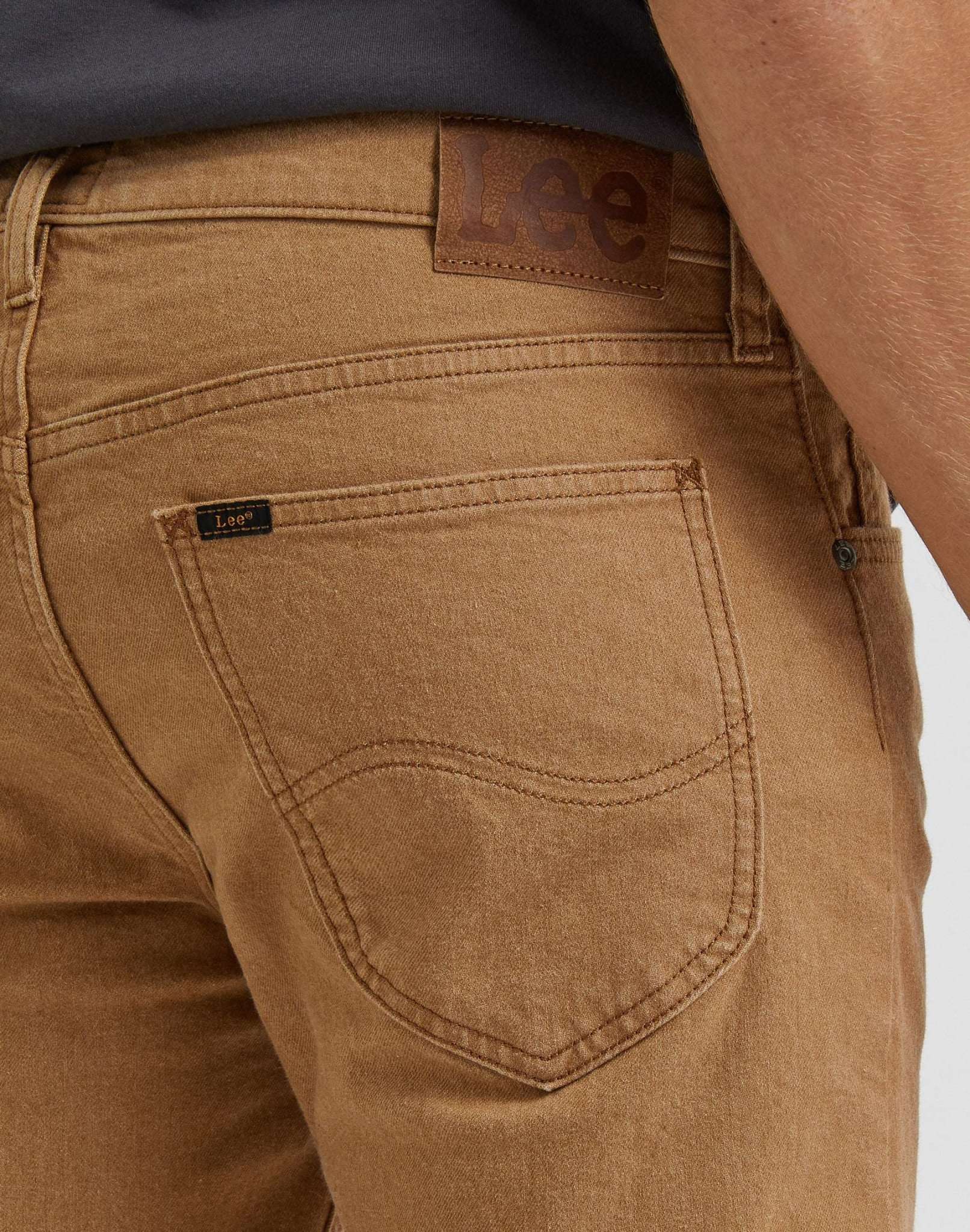 Daren Zip Fly Low Stretch in Chestnut Hosen Lee