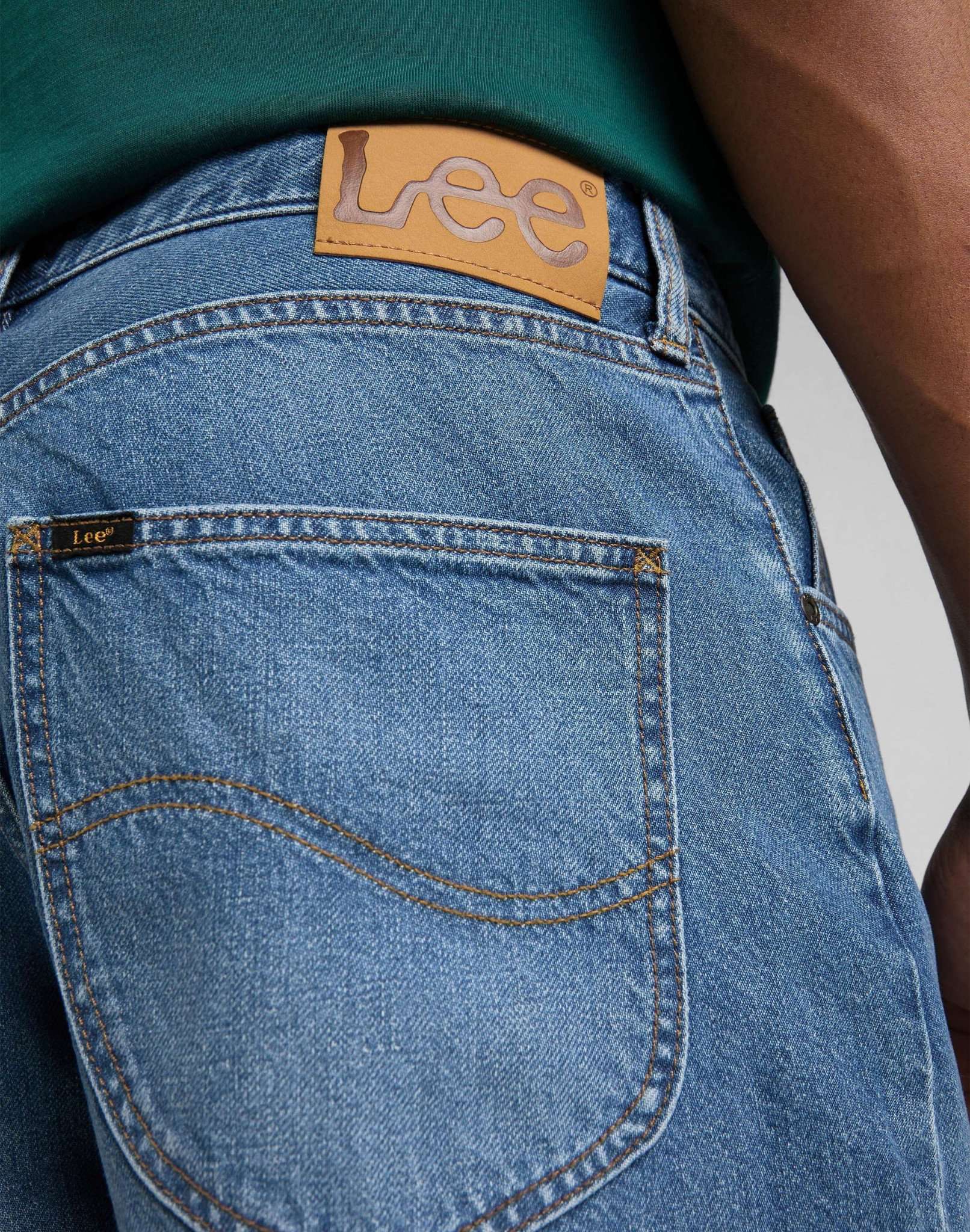 Asher in Worker Mid Jeans Lee