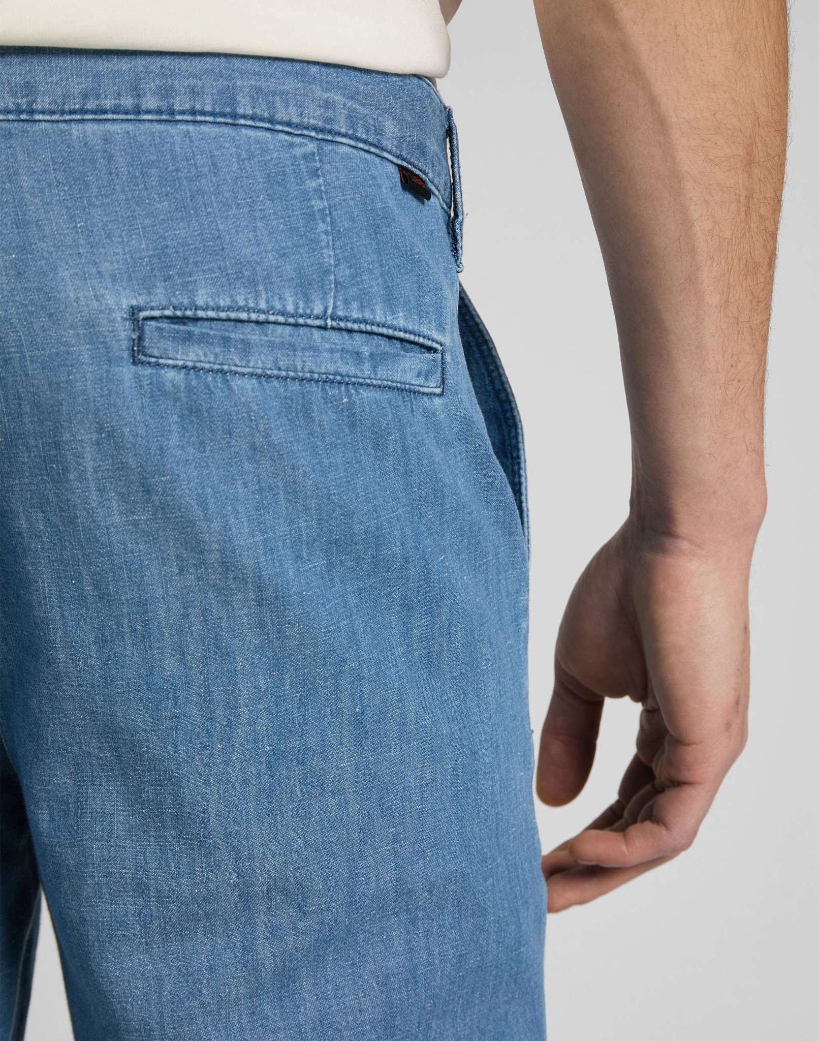 Regular Chino in Light Wash Jeans Lee
