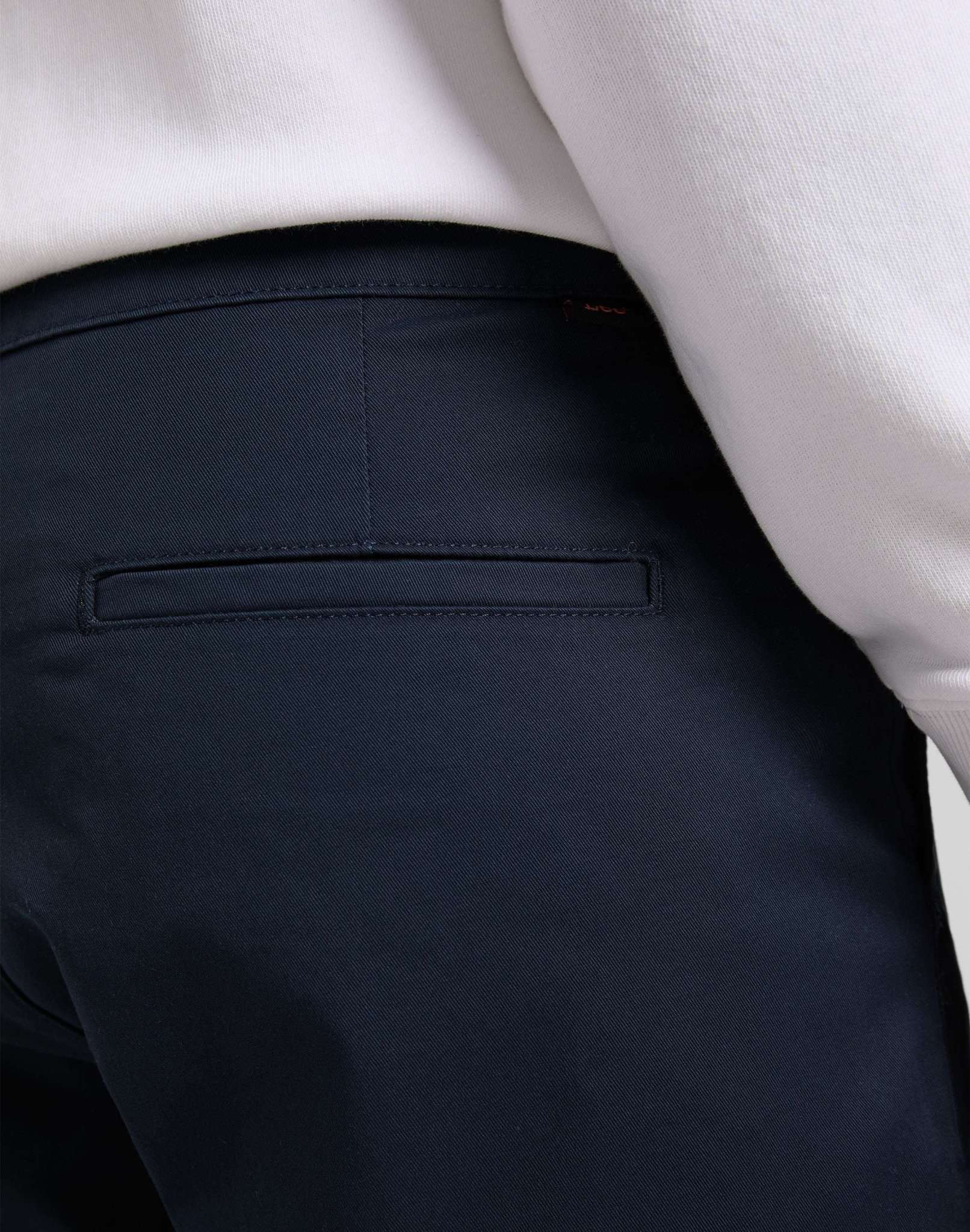 Regular Chino in Deep Navy Hosen Lee