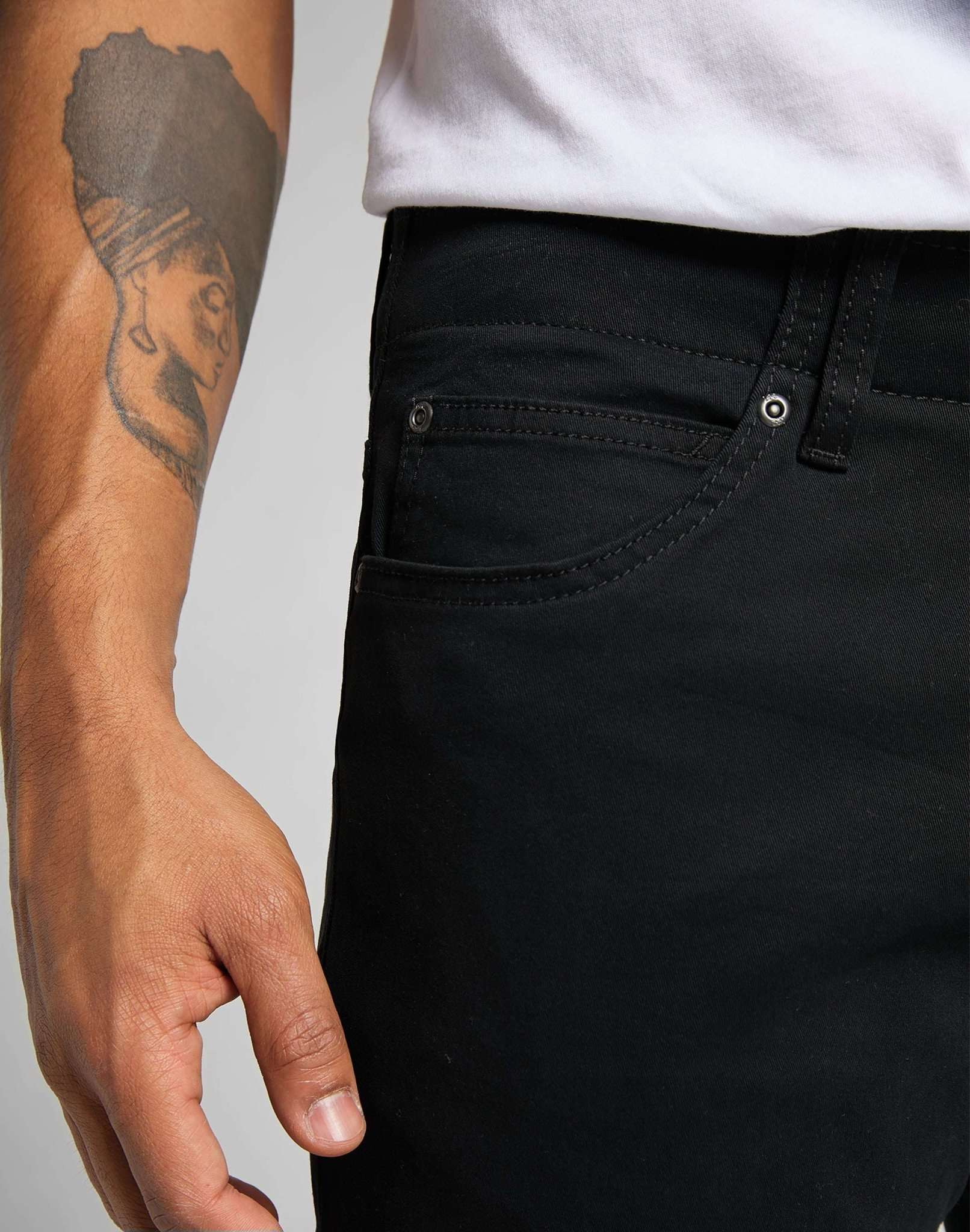 Straight Fit XM in Black Hosen Lee