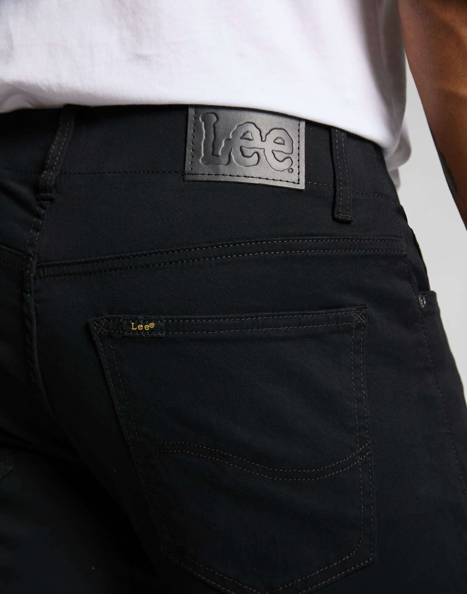 Straight Fit XM in Black Hosen Lee