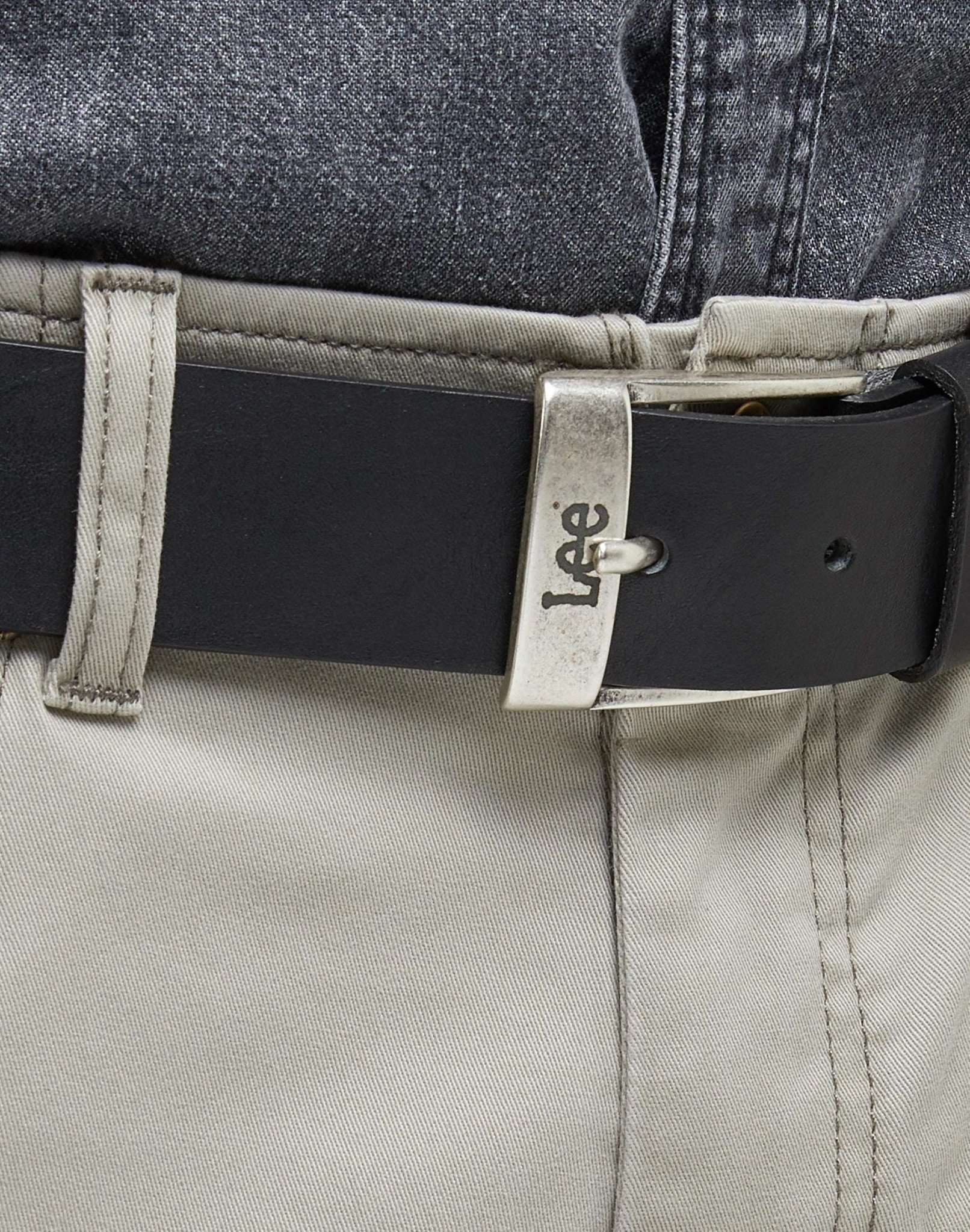 Leather Belt Logo Buckle in Black Gürtel Lee