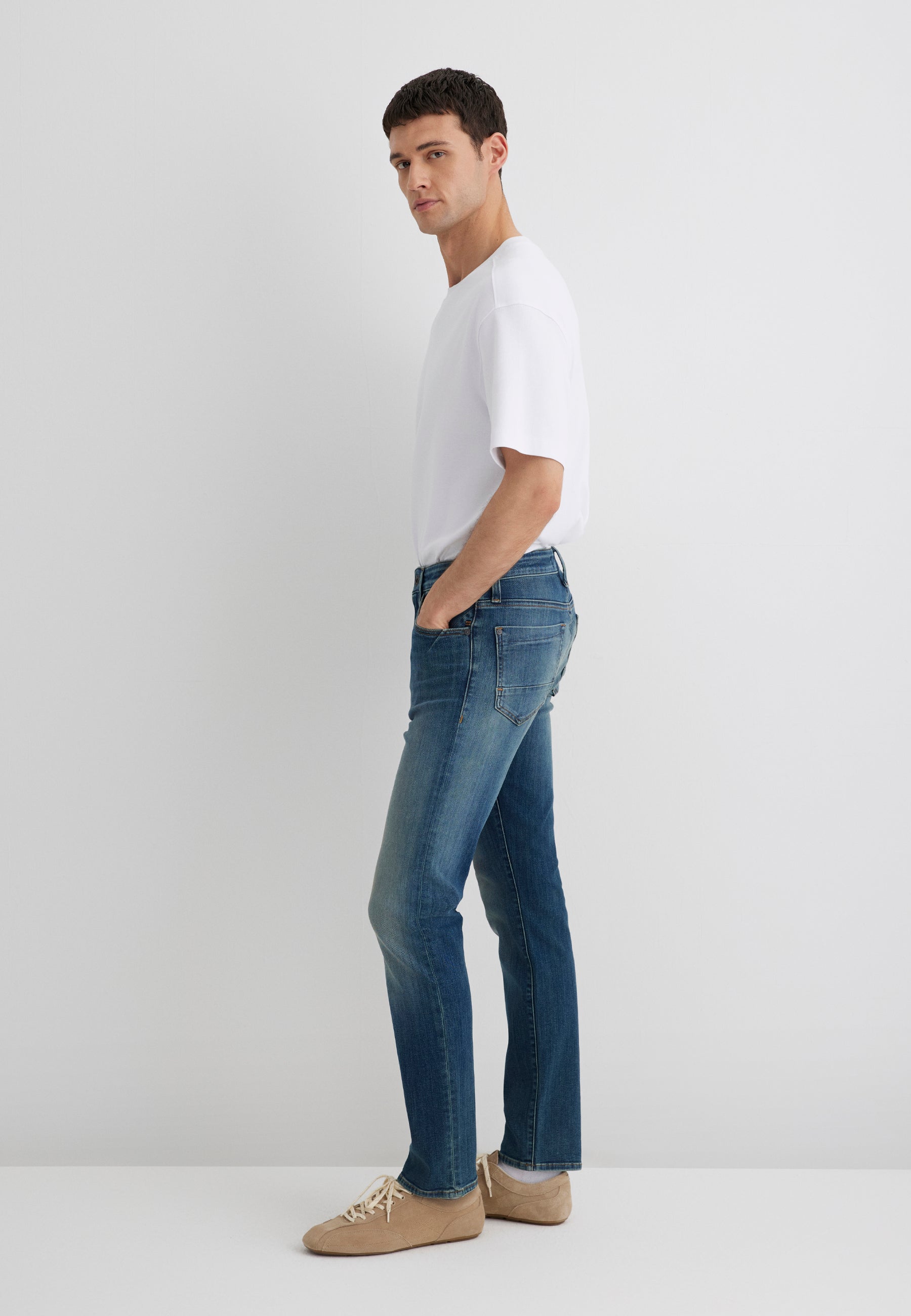 Marcus in Used Indigo Ultra Move Jeans Mavi